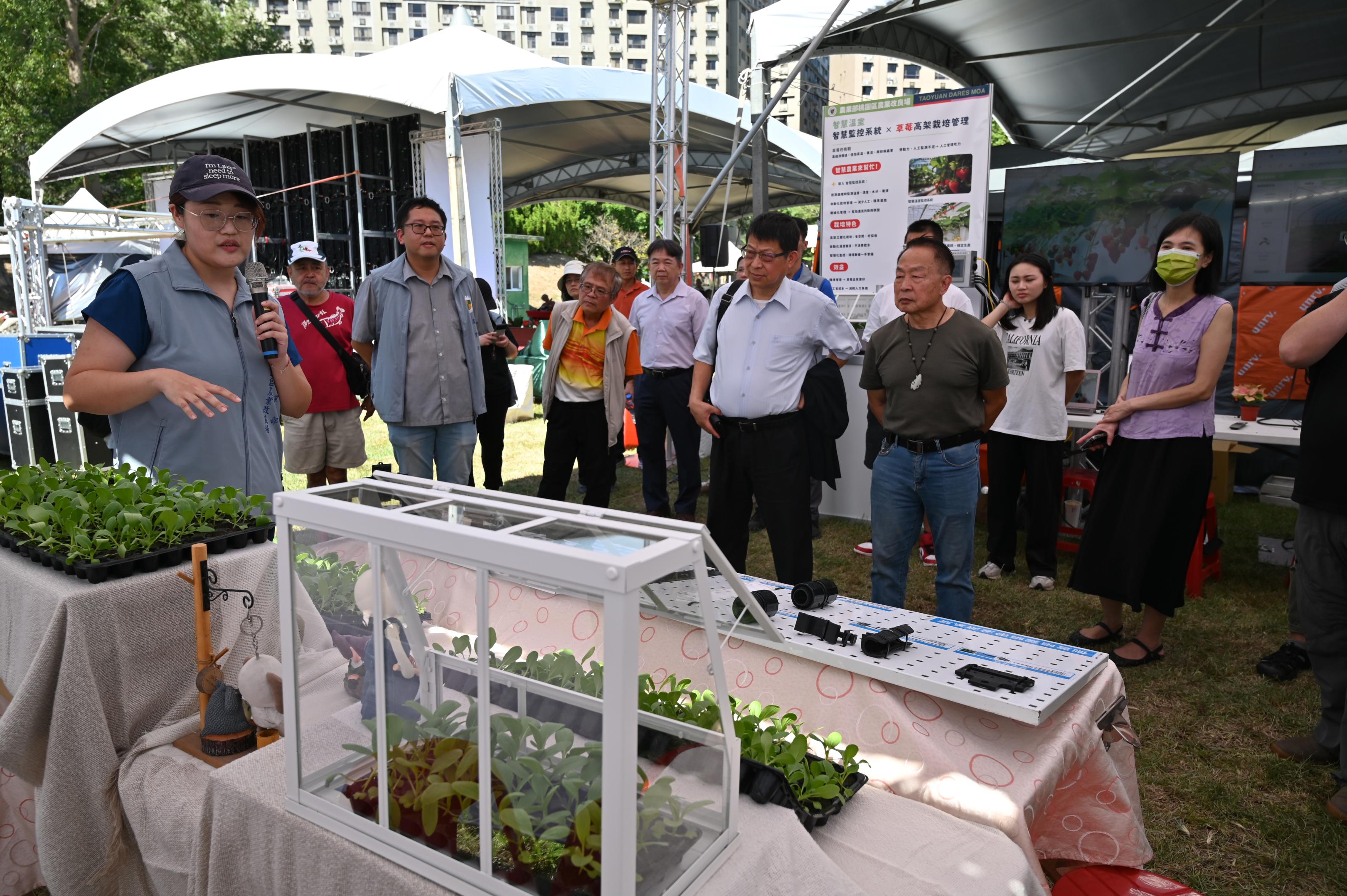 圖6.本場陳嘉雯助理研究員說明設施蔬菜栽培管理相關技術。