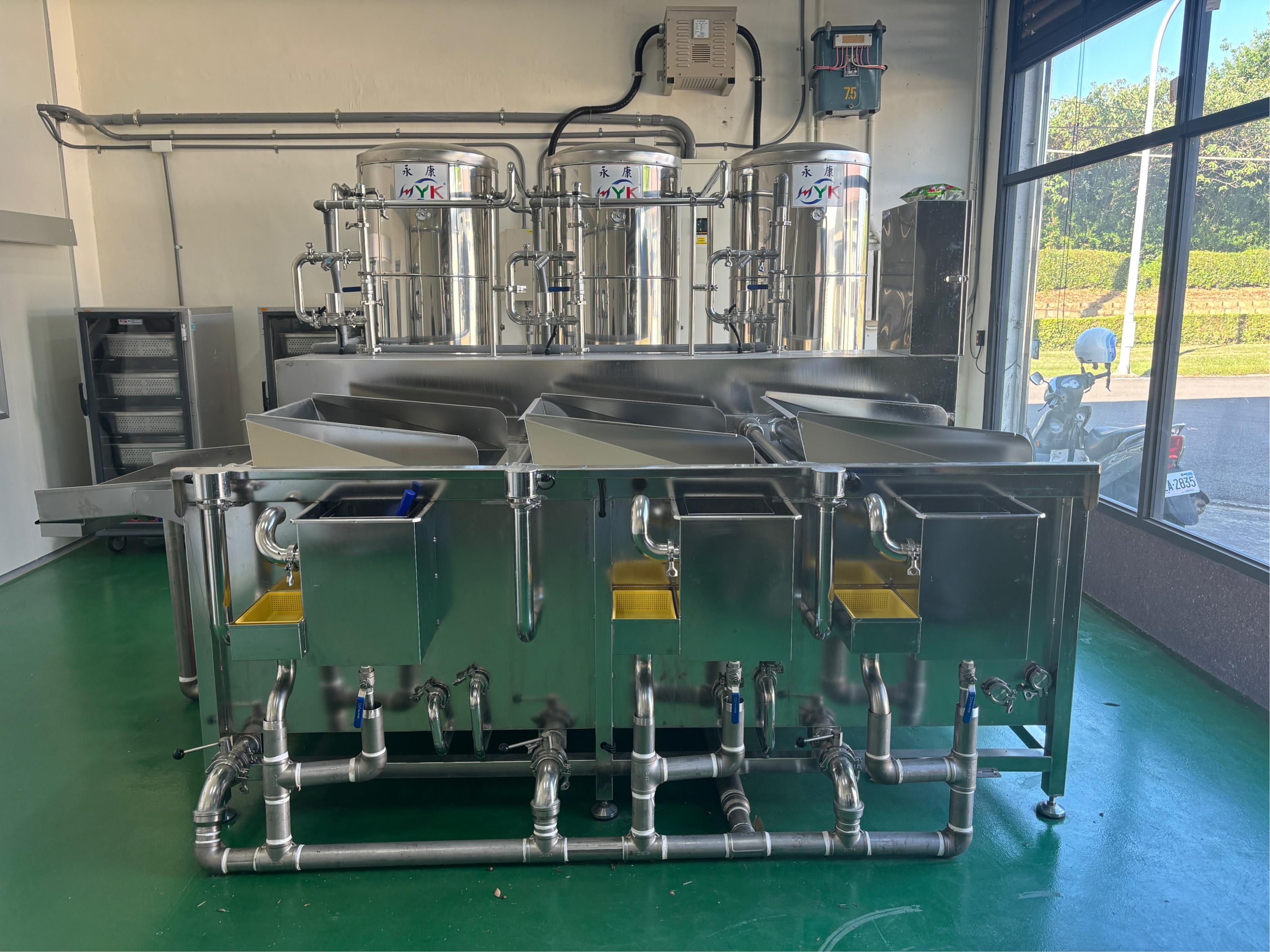 圖3.香草莢複段式殺菁設備。 圖4.香草莢殺菁設備及複段式製