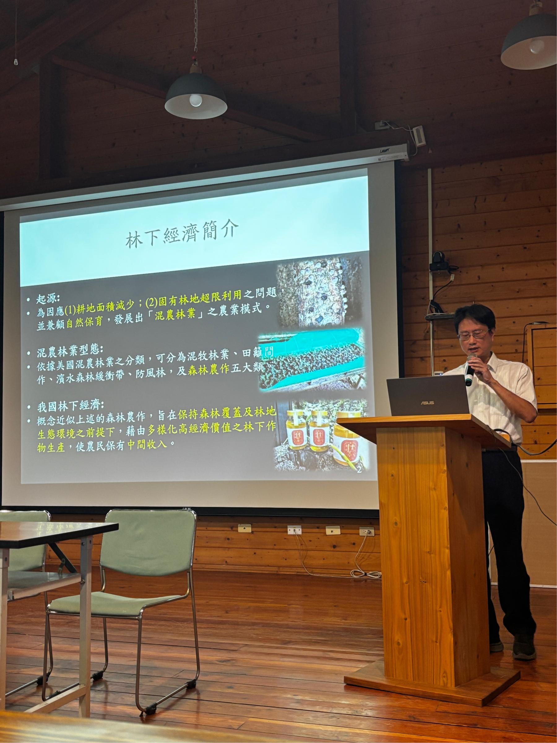 圖3.葉志新副研究員介紹香莢蘭栽培技術。