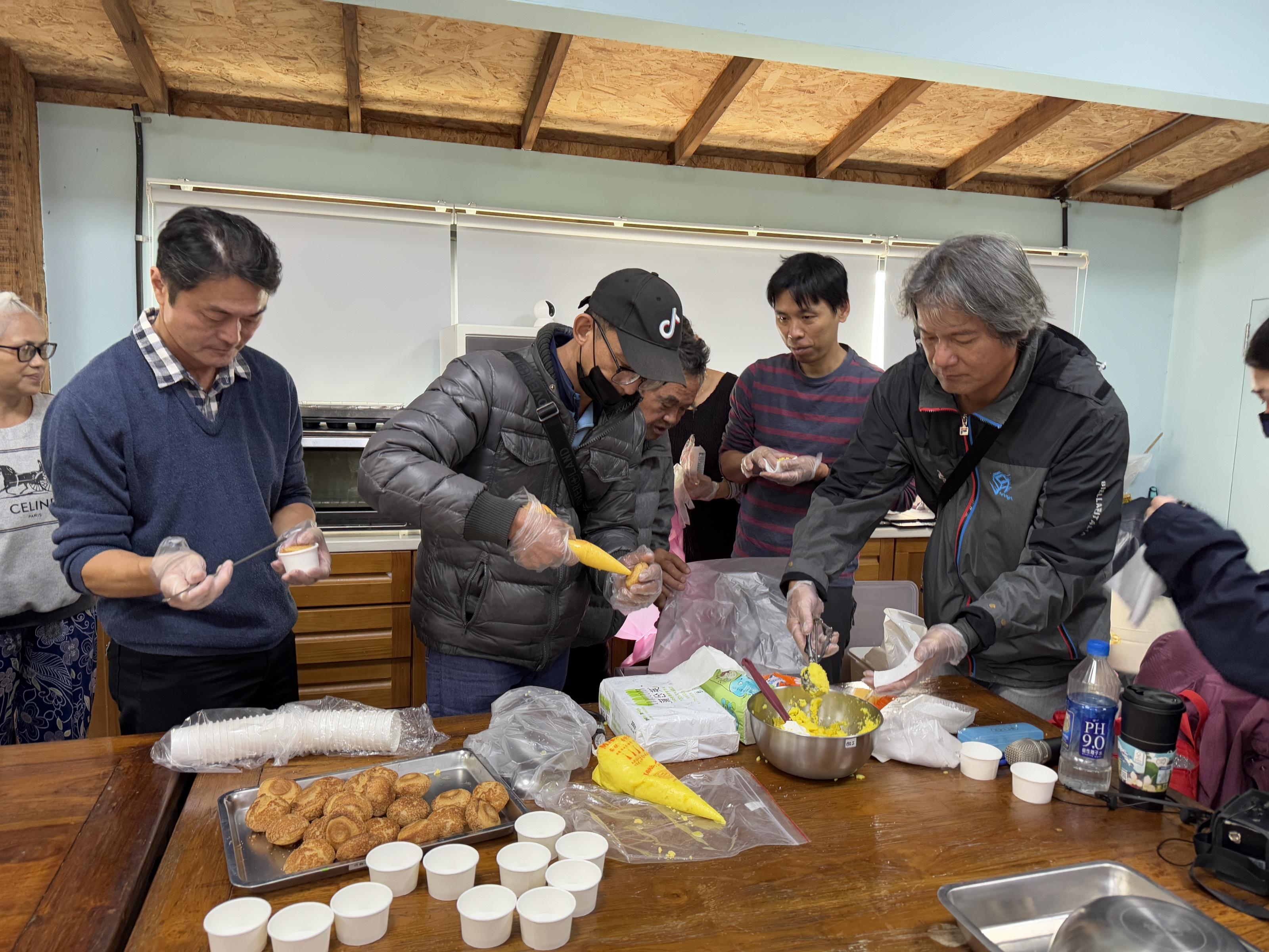 圖4.部落朋友體驗金盞花浸漬油泡芙及大福DIY遊程。