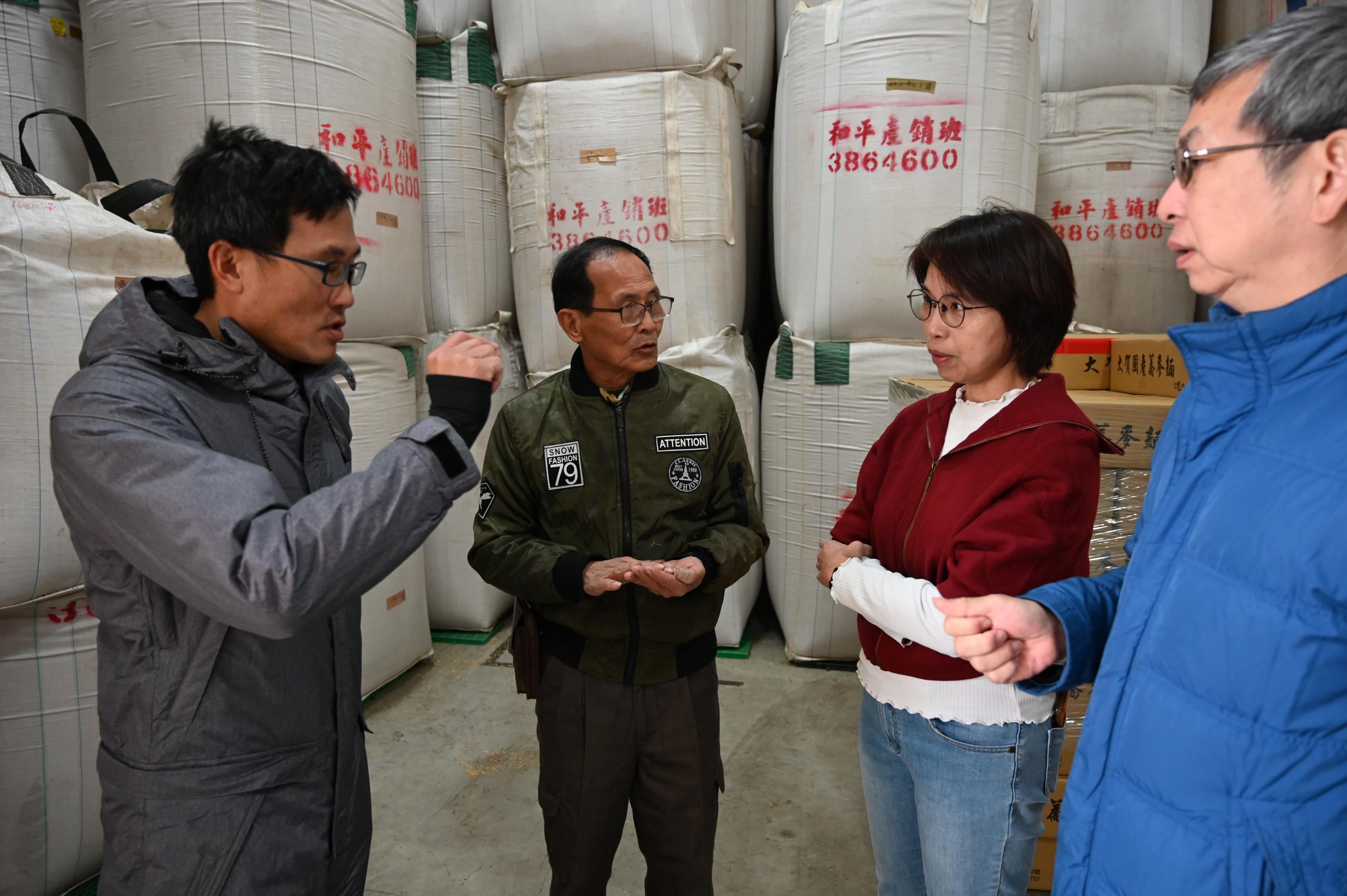 圖3.為確保提供優質食用米予消費者，陳士賢及陳燕卿農友向王毓華場長說明稻穀收購後相關的乾燥、貯藏及碾米調製等操作細節。