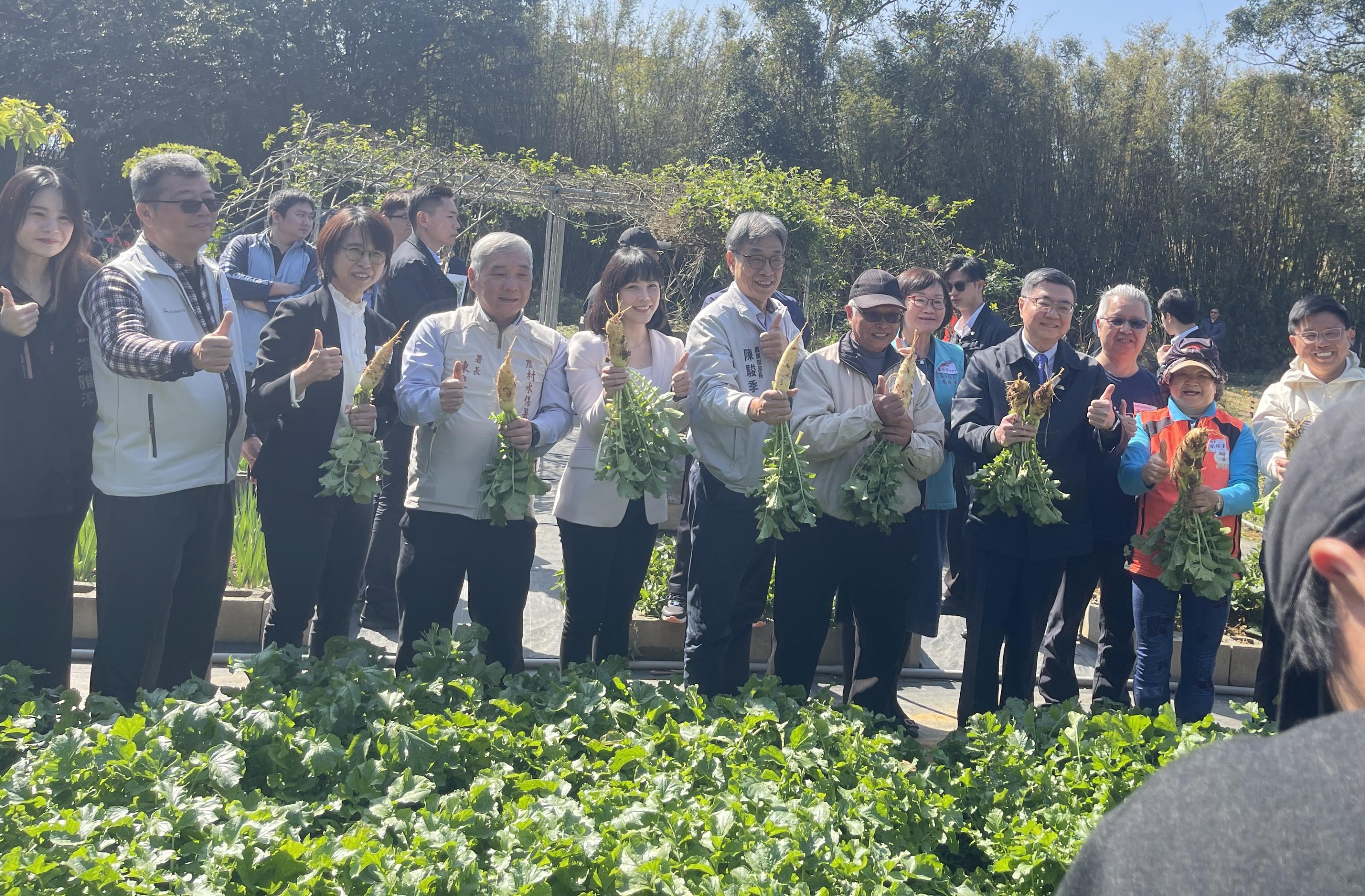 圖1.  卓榮泰院長(右4)與李慧芝發言人(左5)、陳駿季部長(左6)、陳俊言署長(左4)、本場王毓華場長(左3)及高原社區張善進理事長(左2)、黃玉琴總幹事(右5)、黃月賢綠照員(右3)與長者們一起開心拔蘿蔔。