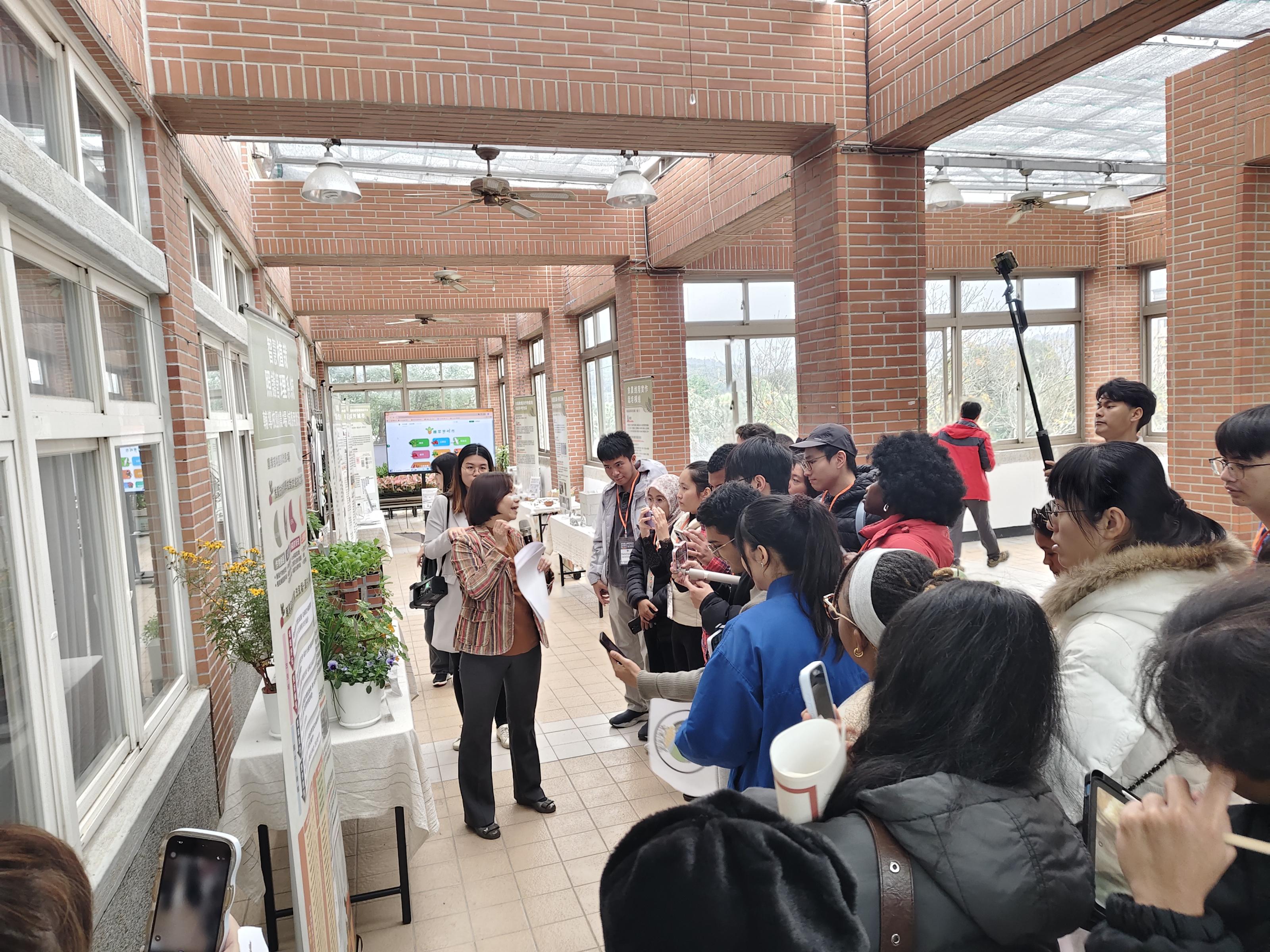 圖3.本場樹林分場吳安娜分場長解說「智慧植栽照護管理系統」相關技術。