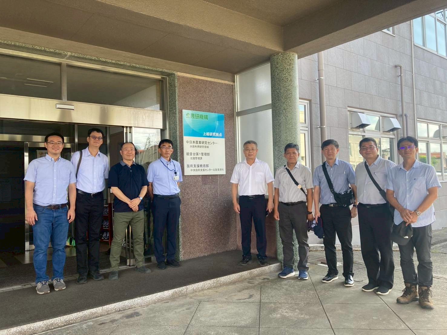 圖1.台方與日方交流人員在農研機構所屬「中日本農業研究中心」前合影。