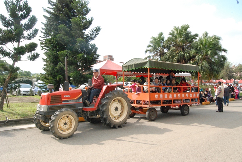 搭乘特製遊園車遊園認識試驗農場環境。