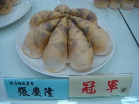 今年優質安全綠竹筍評鑑冠軍得主為新店地區筍農張慶隆先生。