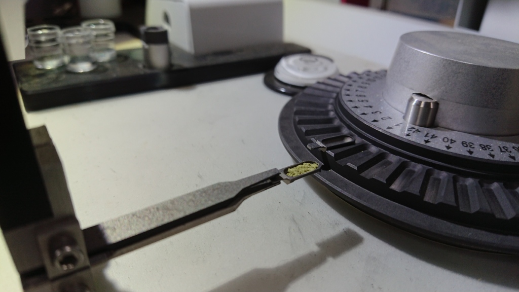 圖 1 、待測物以石墨船裝載進樣分析