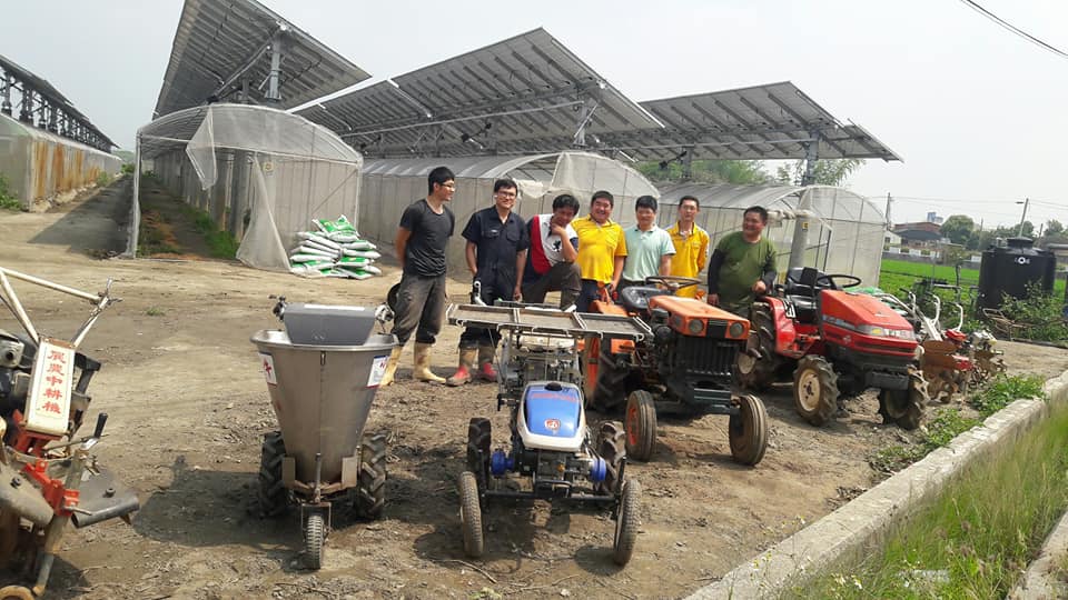 圖 1. 桃園 市 青農與開陽光電 公司 合作於雲林縣土庫鎮追日型太陽能電廠種植仙草，桃青農特別載運溫室設施專用小型農機具 前往施作 。 