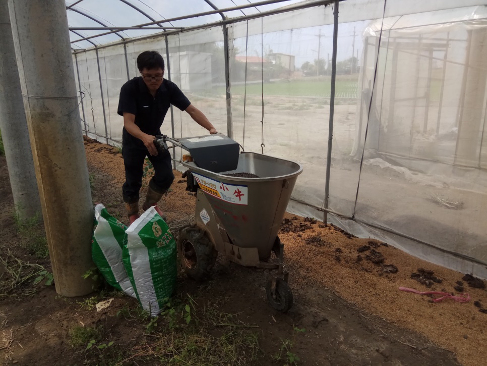 圖 2. 整地前先以 肥料撒布機 撒 施 有機質肥料。