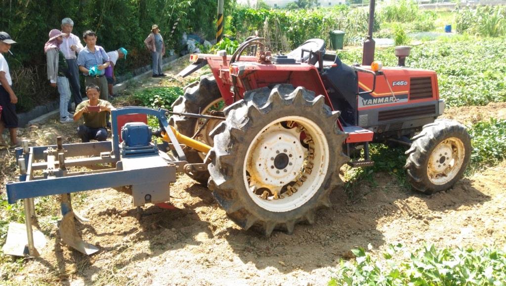 圖1 桃園區農業改良場研發的曳引機附掛甘藷去藤收穫一貫作業機