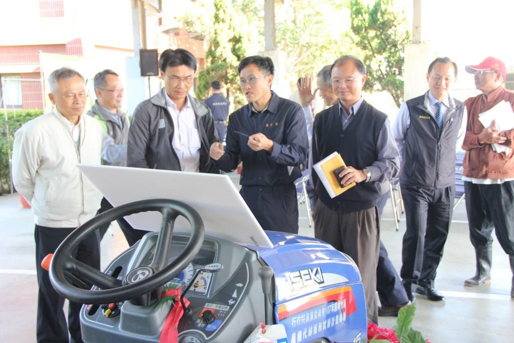 圖3、桃園市青年農民生產合作社理事主席陳士賢(左4)先生向陳吉仲主委(左3)介紹合作社運作模式。
