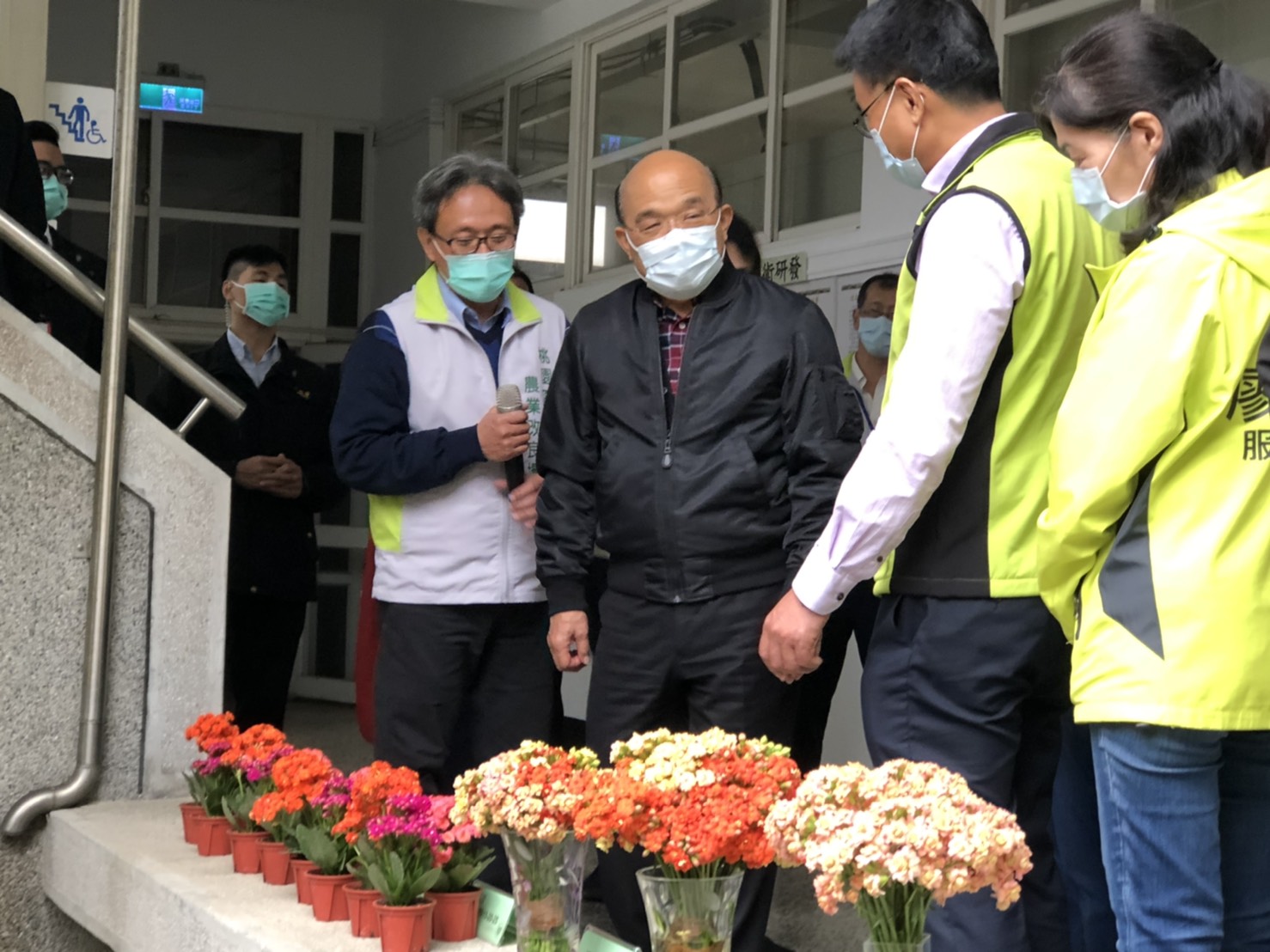 圖4.桃園場郭坤峯場長介紹長壽花育種及本土肥料栽培試驗。