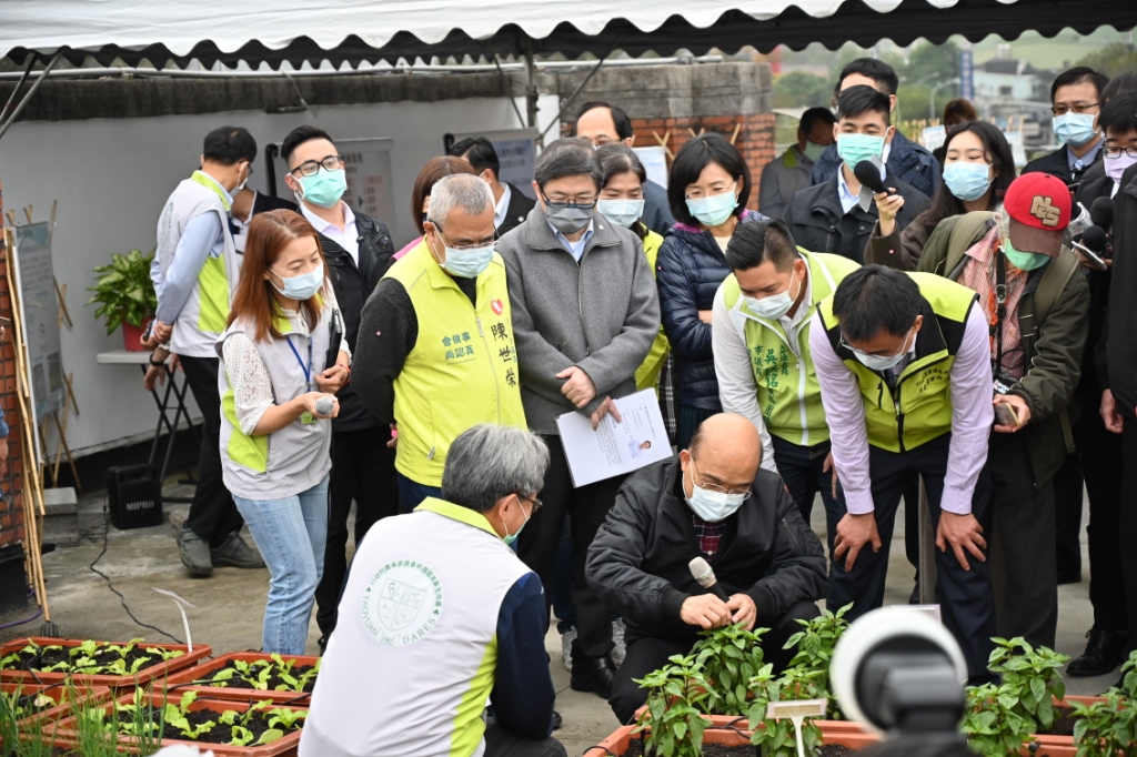 圖2.蘇院長分享九層塔種植經驗，郭場長示範都市場域適栽技術及解說民眾發現病蟲害時可以透過line病蟲害診斷系統，尋求專家協助。