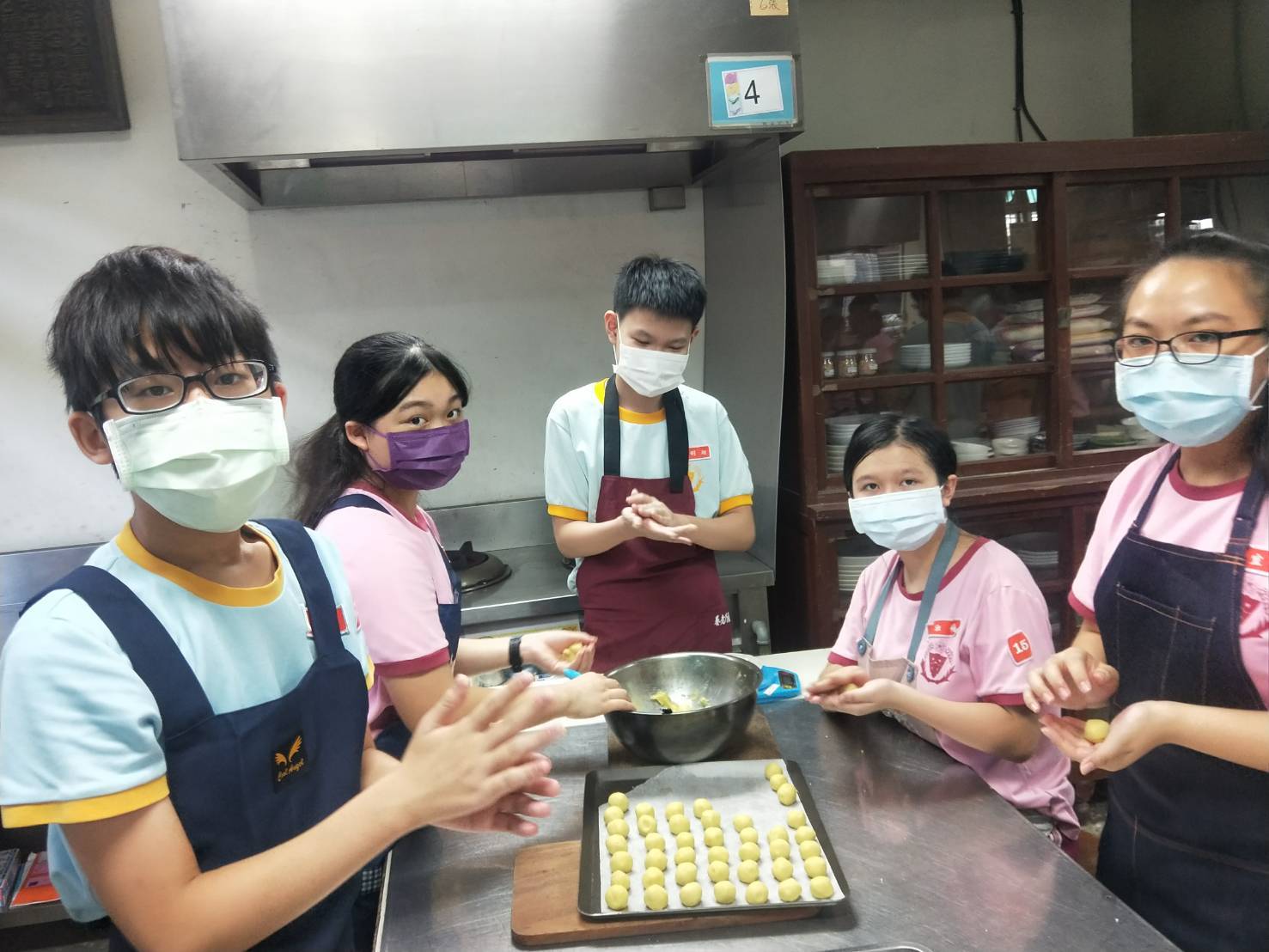 圖7.採收後，則由同學們親自動手將甘藷去皮後切塊蒸煮，加入樹薯粉製作成地瓜球。