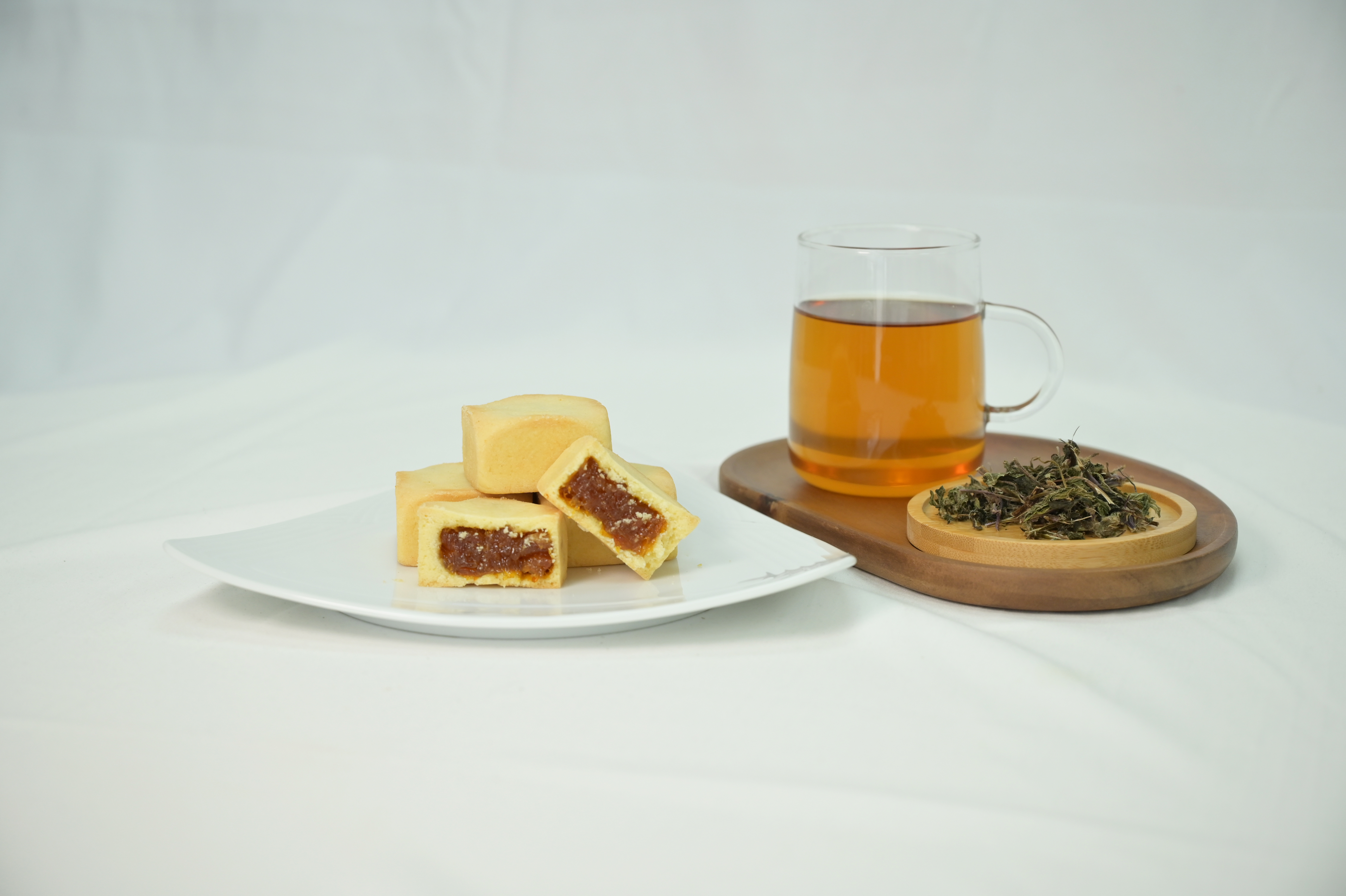 仙草茶搭配桶柑酥，清爽慶中秋。