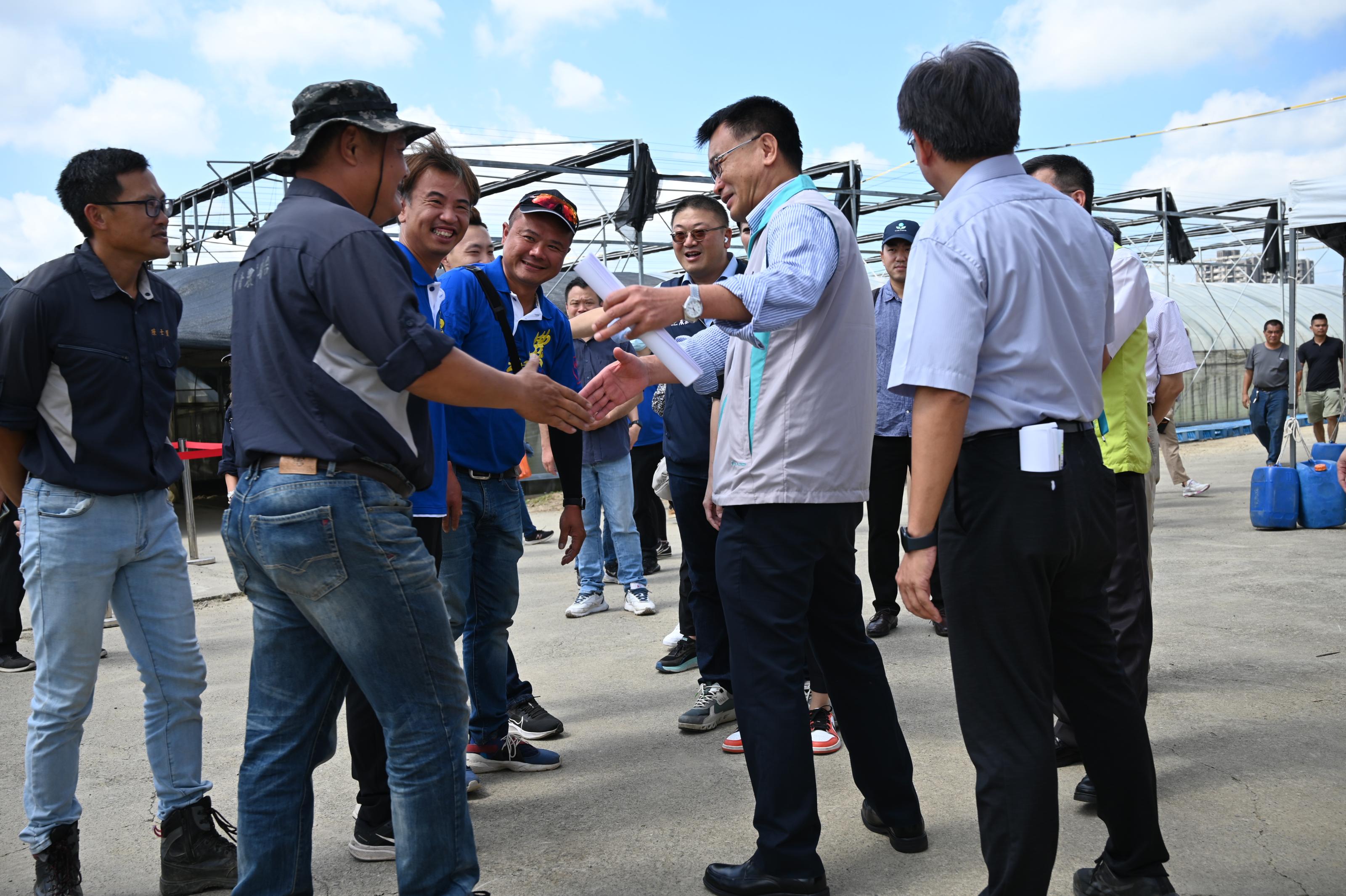 圖6，陳部長與桃園市政府農業局陳局長及多位青農互動交流