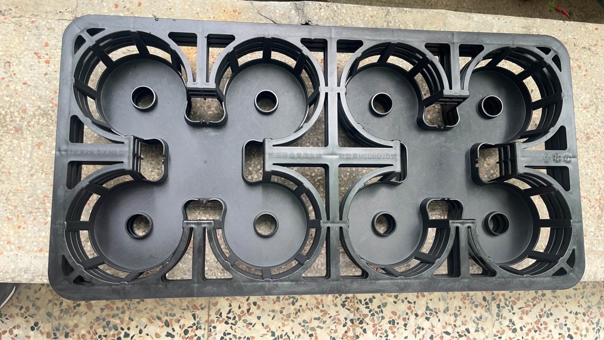 圖1.11-12公分盆花專用底部灌溉栽培端盤,具兩個集水連通單元,可定量供水並有助於根系通氣。