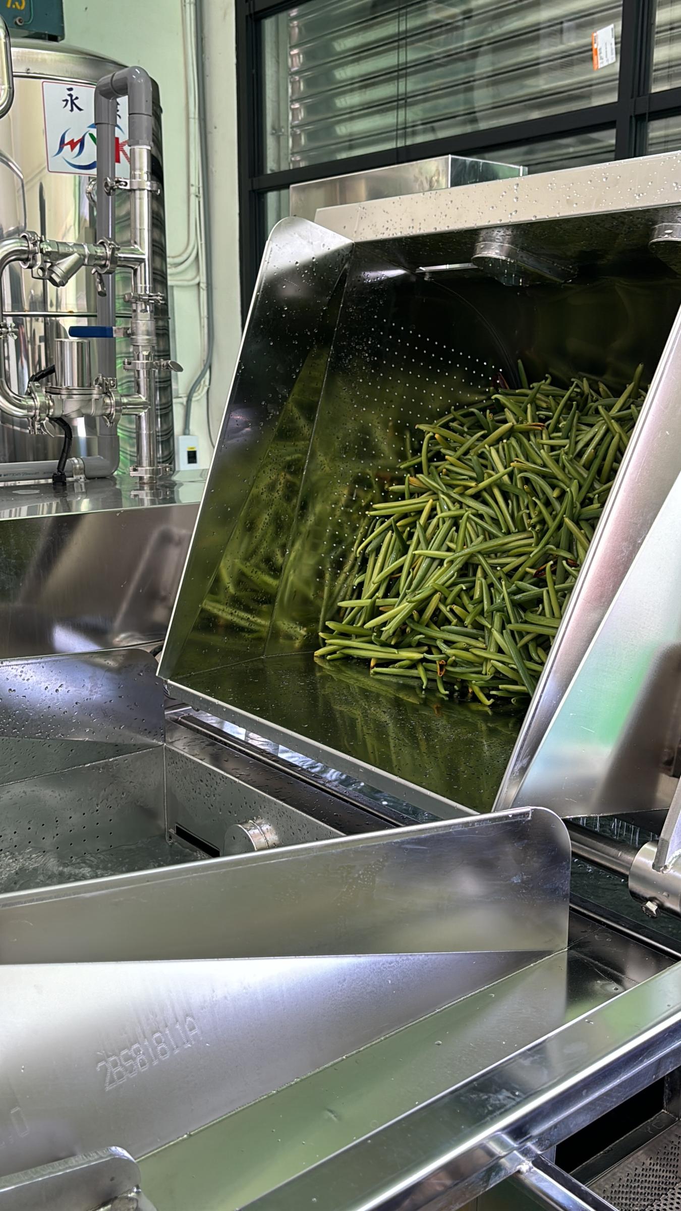 圖2.香草莢複段式殺菁設備