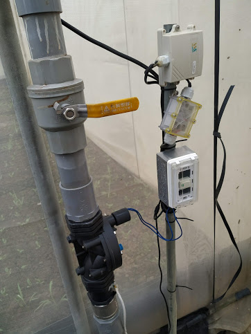 溫室灌溉管路安裝控制器及電磁閥，依據累積光度自動灌溉。
