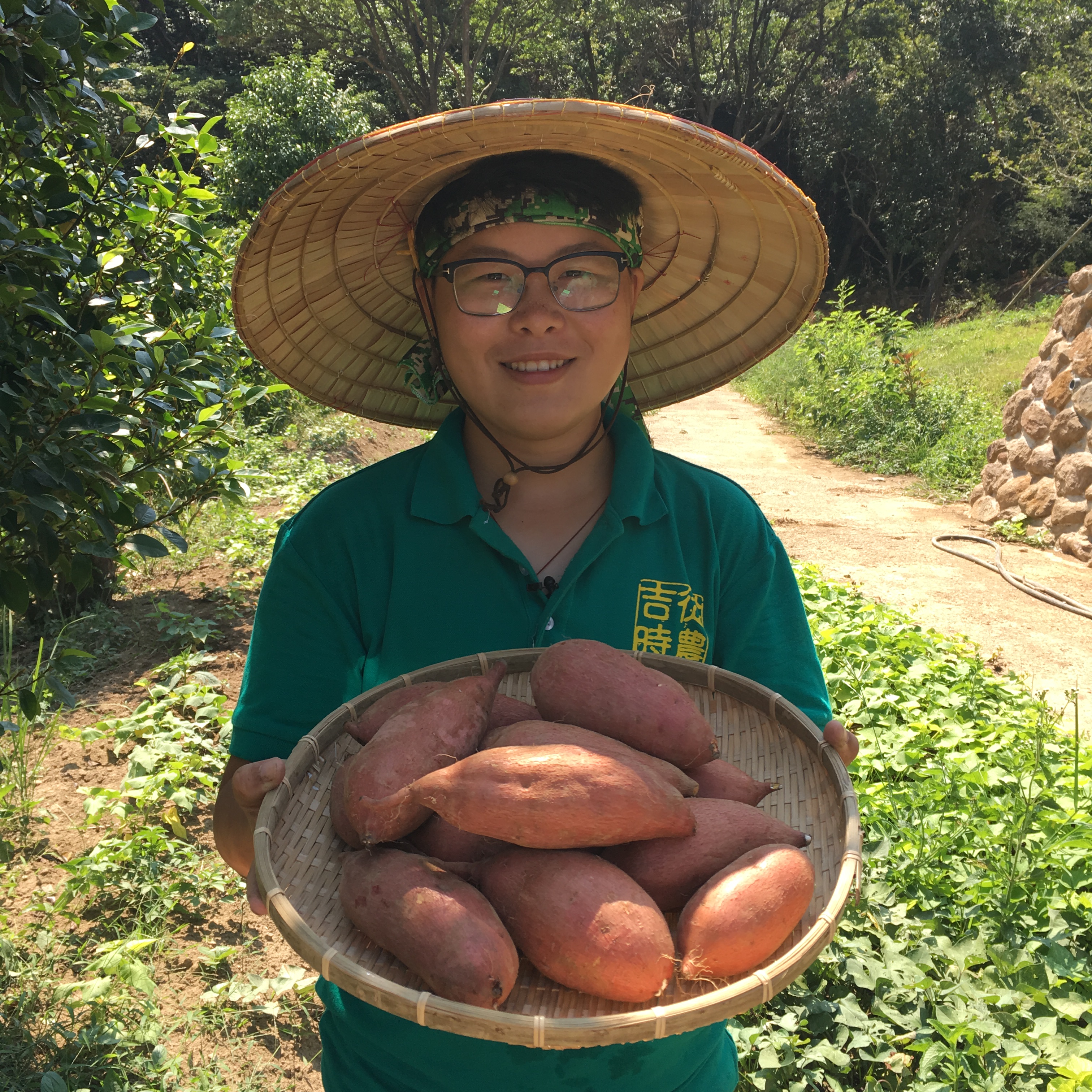 百大青農陳琬婷與紅甘藷合影。