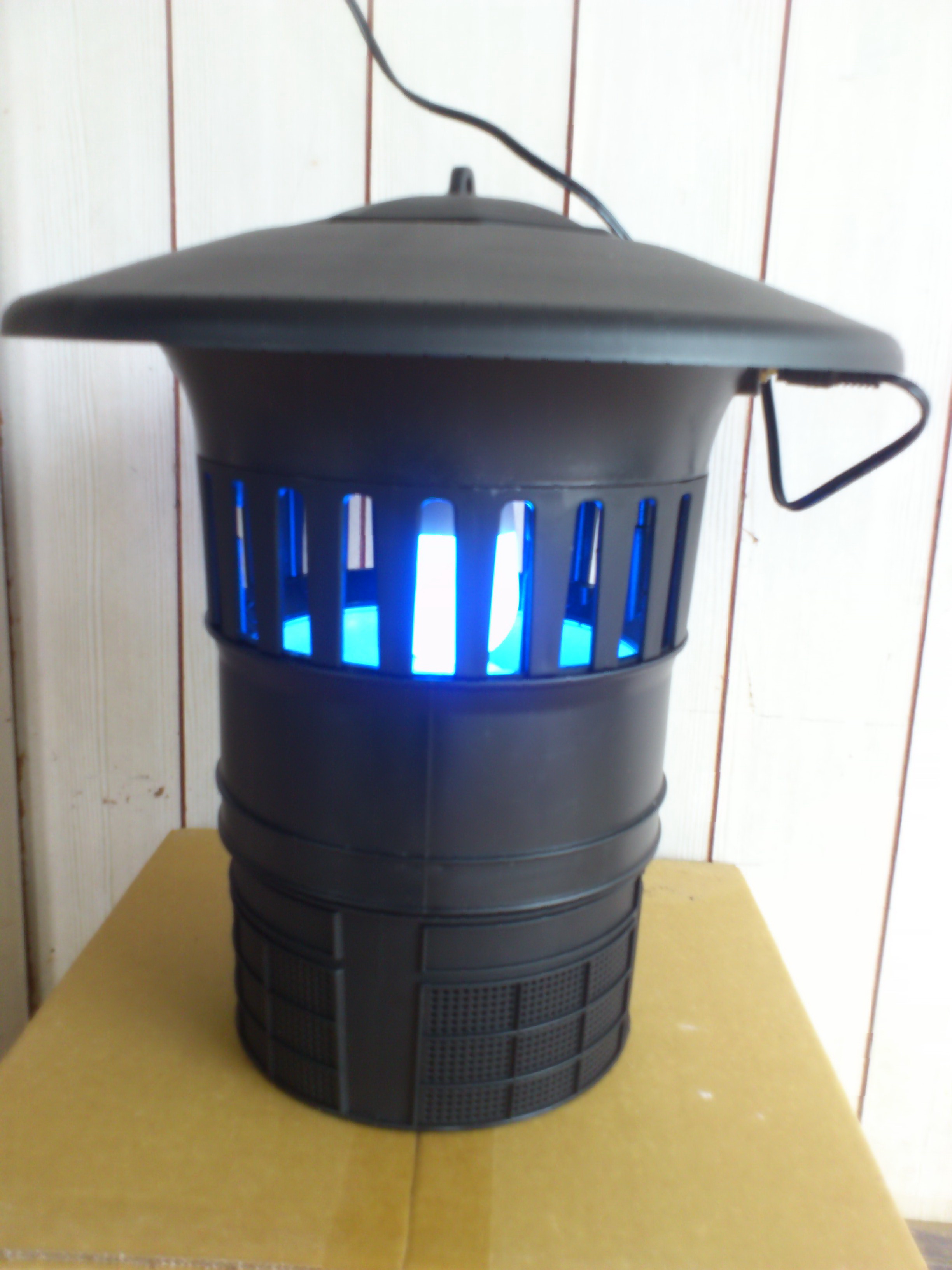 冷陰極螢光燈(CCFL)發光誘捕裝置。
