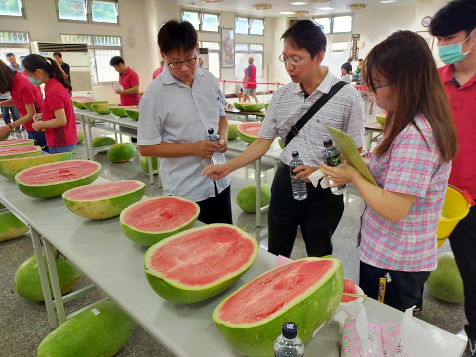 西瓜評鑑評審由本場劉廣泉副研究員(左2)、洪巍晉助理研究員(左1)及新竹縣農會彭惠君小姐(右1)擔任。