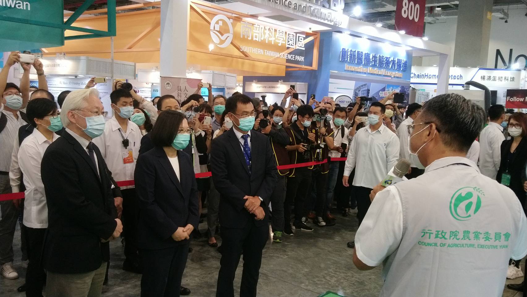 農委會陳吉仲主委(左3)陪同蔡英文總統(左2)參訪農業科技館。