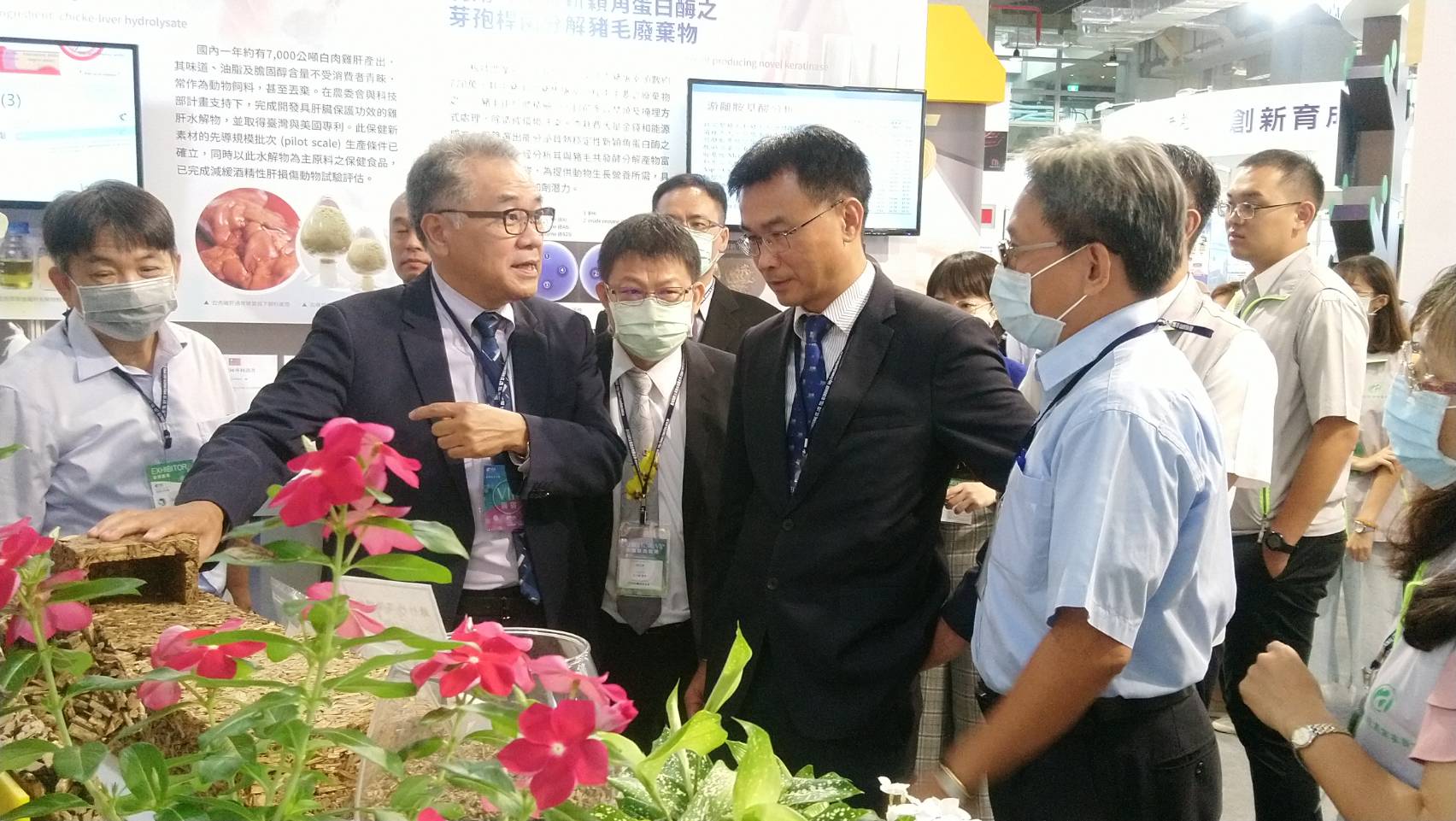 本場郭坤峯場長(右1)陪同陳吉仲主委(右2)導覽本場展覽項目。