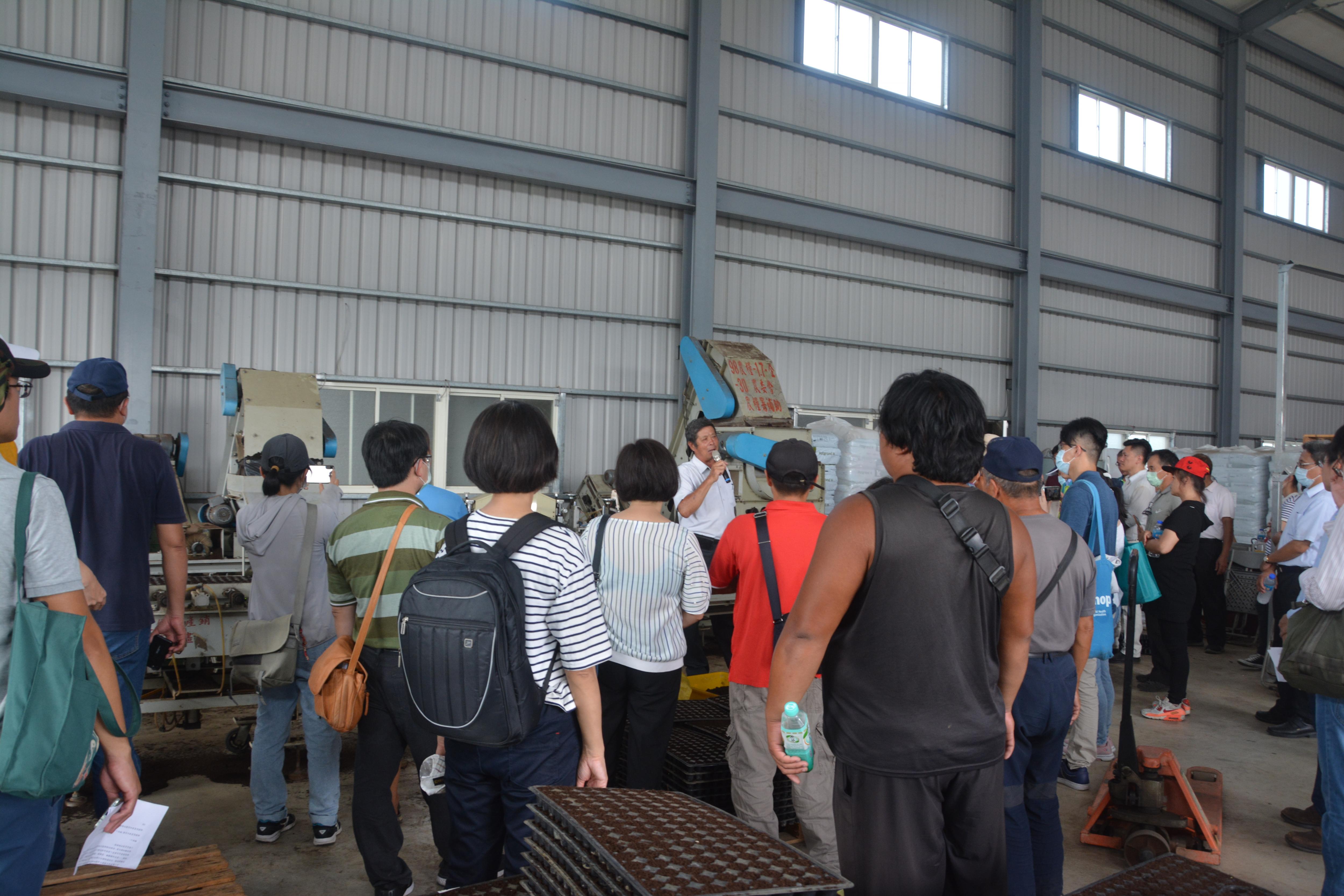 八德區蔬菜產銷班第3班李傳添班長(中間持麥克風者)介紹蔬菜一貫育苗播種機。