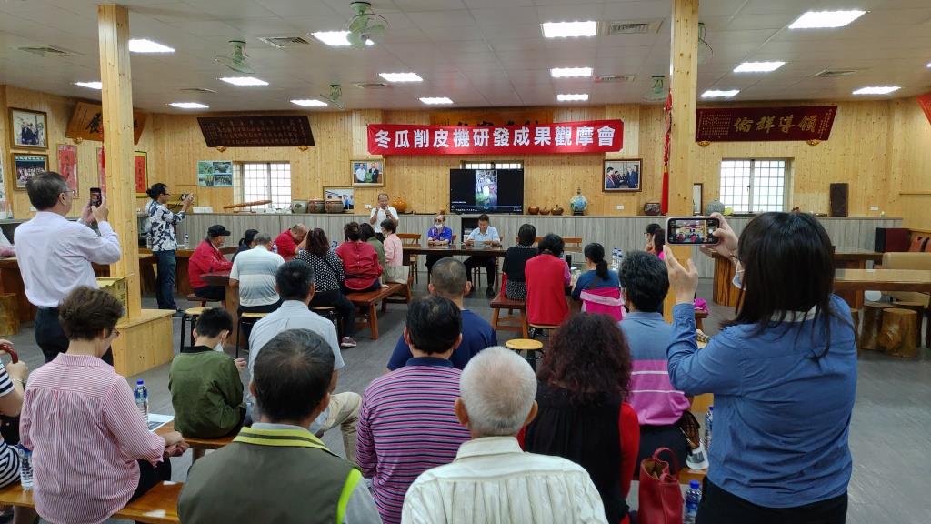 福隆綜合農場莊玉隆場長(站立者)分享冬瓜加工經驗。