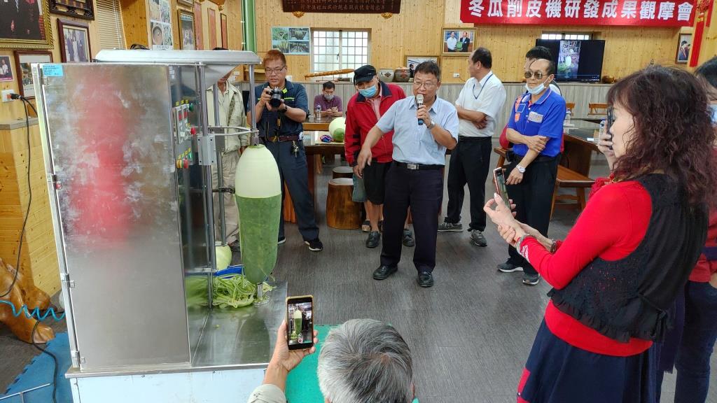 本場李汪盛課長(手持麥克風者)解說冬瓜削皮機削皮方式。
