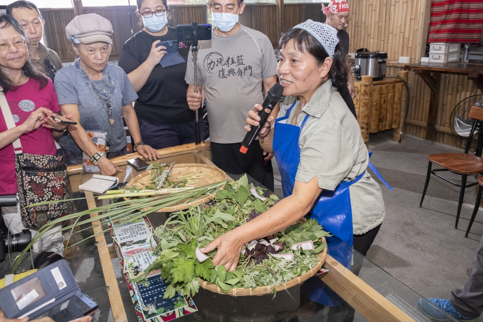 山藥林李鳳蘭老闆娘(手持麥克風者)分享野菜與泰雅族生活的傳統文化記憶。