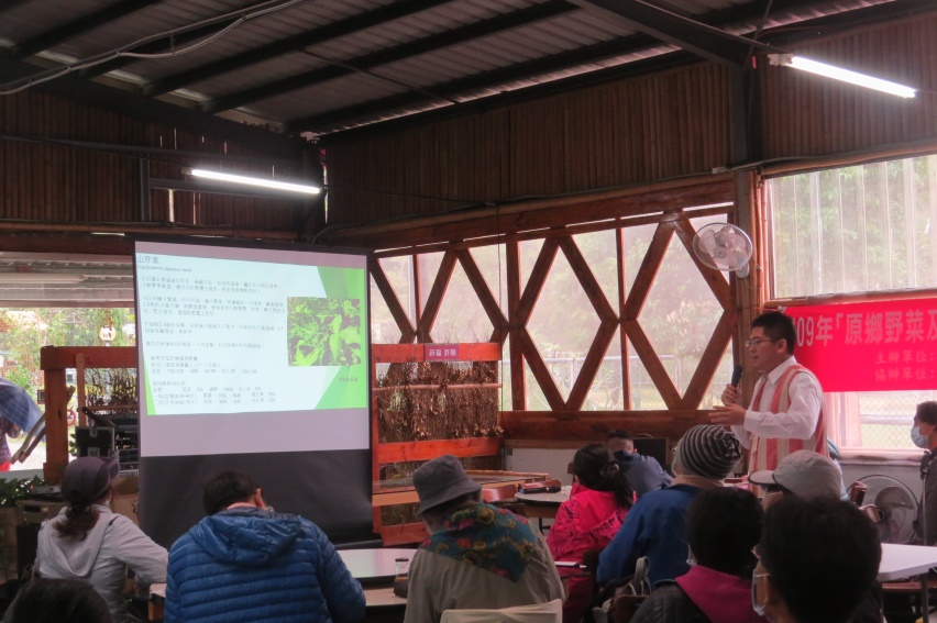 本場范竣宇助理研究員(站立者)於觀摩會解說野菜栽培模式。