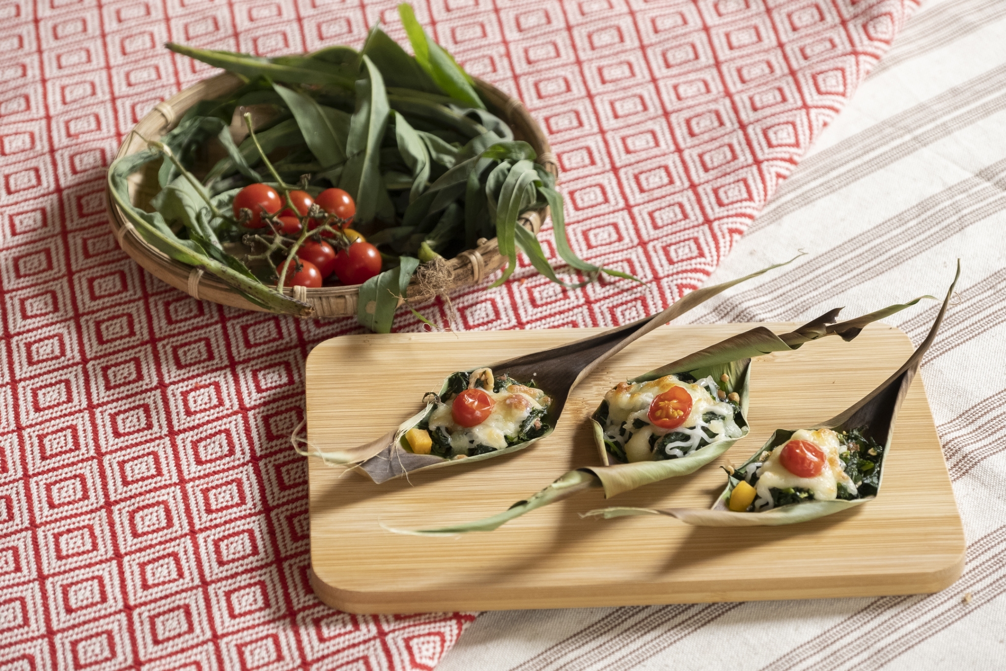 焗烤山萵苣,以月桃葉墊底做裝飾。(吳昌儒/攝)