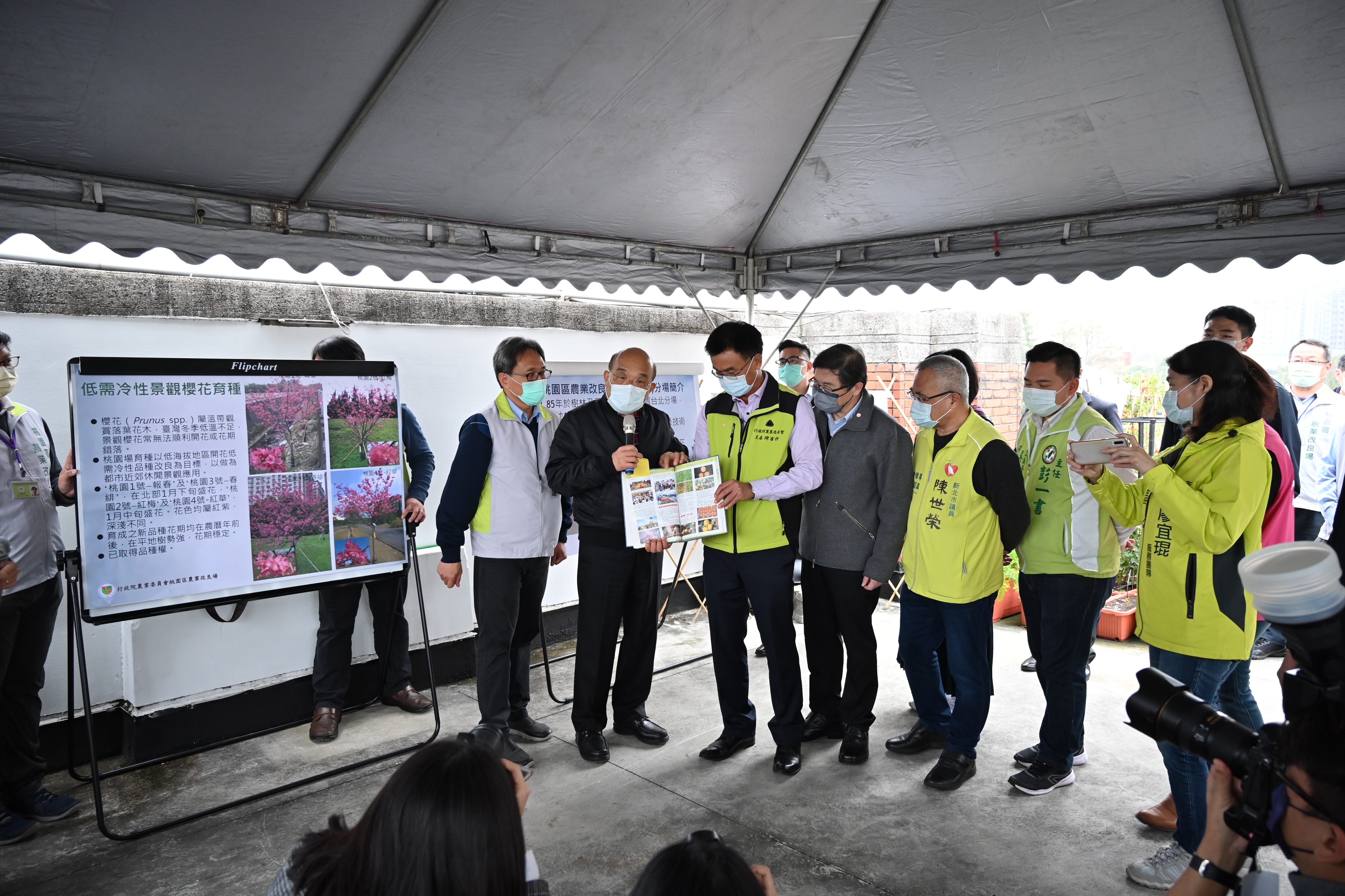 蘇院長展示2000年擔任臺北縣長時參觀臺灣花展報導。