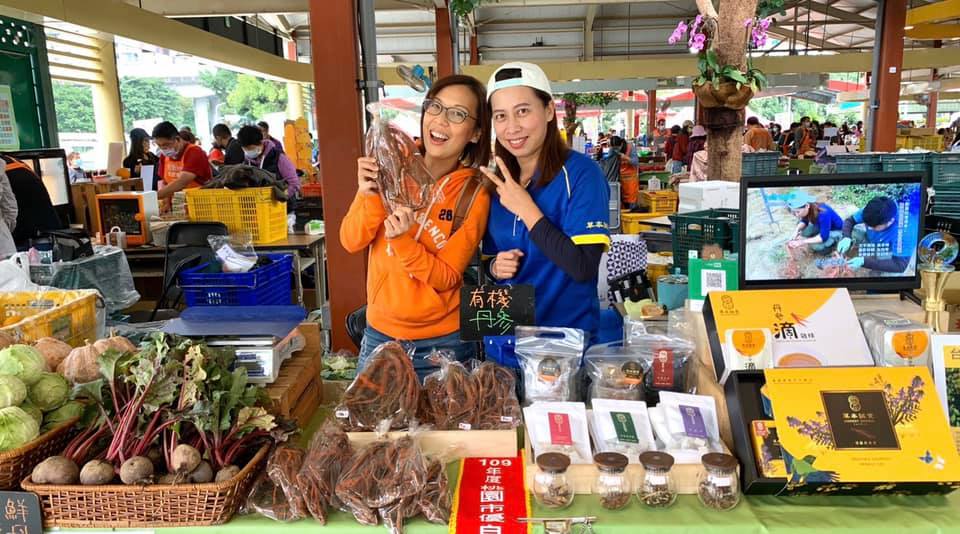 芷妘在希望廣場展售。