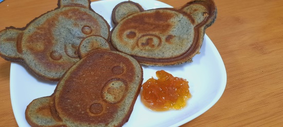  黑豆雞蛋鬆餅。