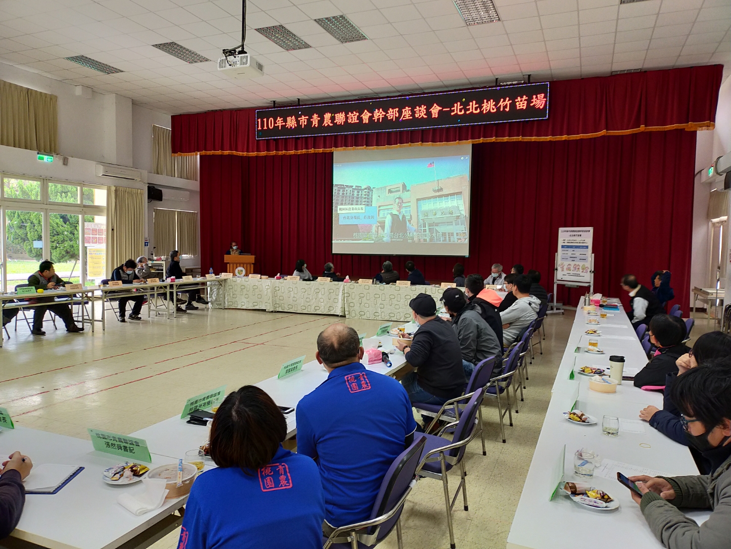 青農們觀看本場「都市農耕」的介紹影片。