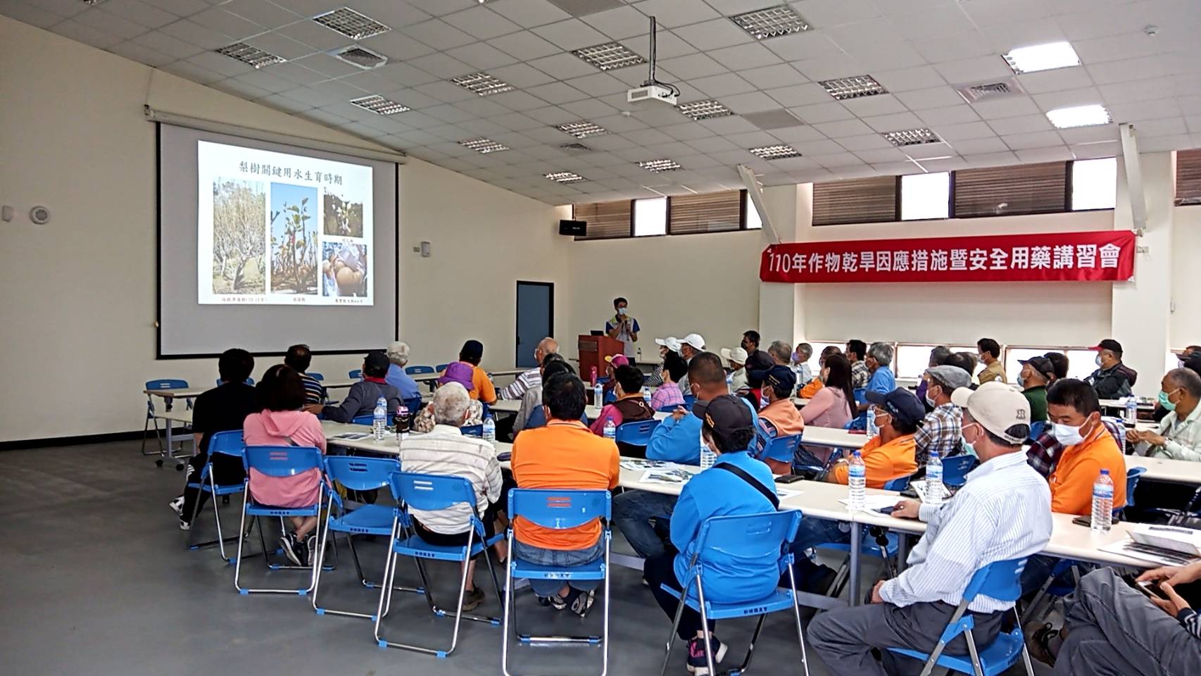 羅國偉助理研究員介紹高接梨因應乾旱之栽培技術。