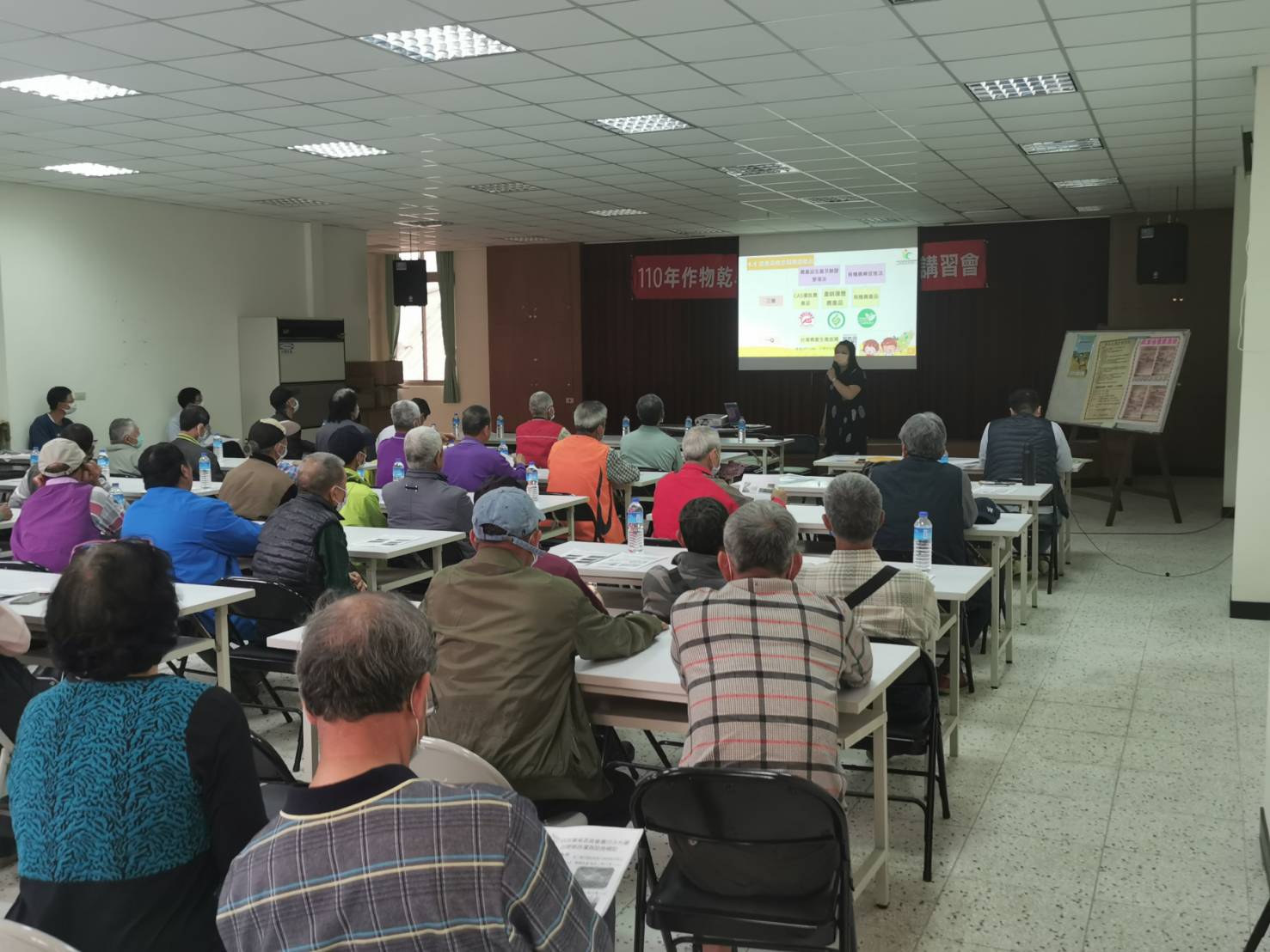 農糧署北區分署台北辦事處林依亭課員宣導產銷履歷等重要農業政策。
