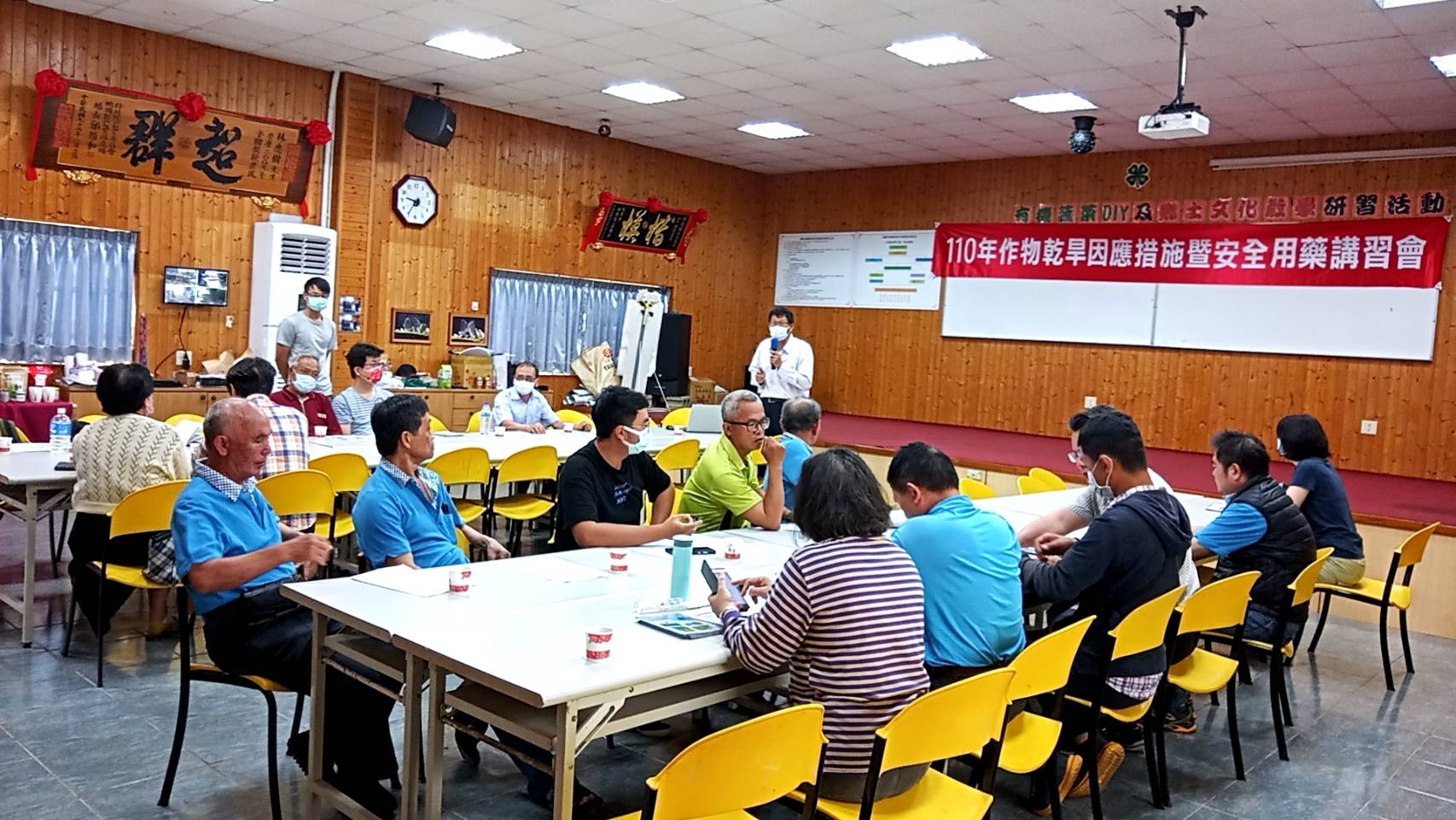 本場龔財立站長說明仙草因應乾旱之相關栽培管理措施。