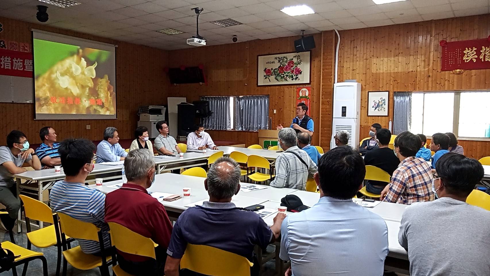 楊梅區農會仙草產銷班第1班班長梁華君提出降低水分散失之可分解塑膠布材質改善問題。