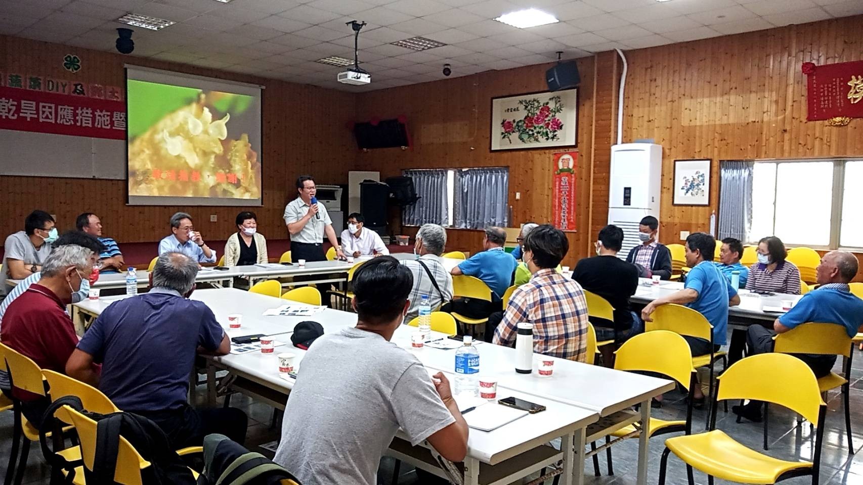 農田水利署石門管理處富岡工作站徐登輝站長宣導管路灌溉政策。