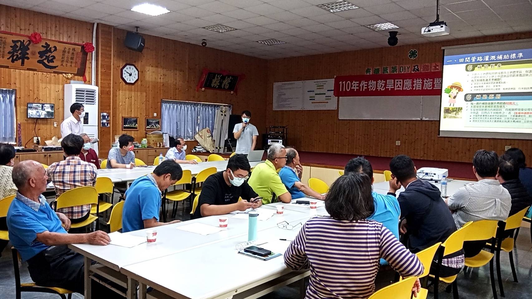 農田水利署石門管理處莊峻瑋管理員講解節水灌溉管路補助措施,以及解說各種管路灌溉設備之優缺點並提供相關諮詢。