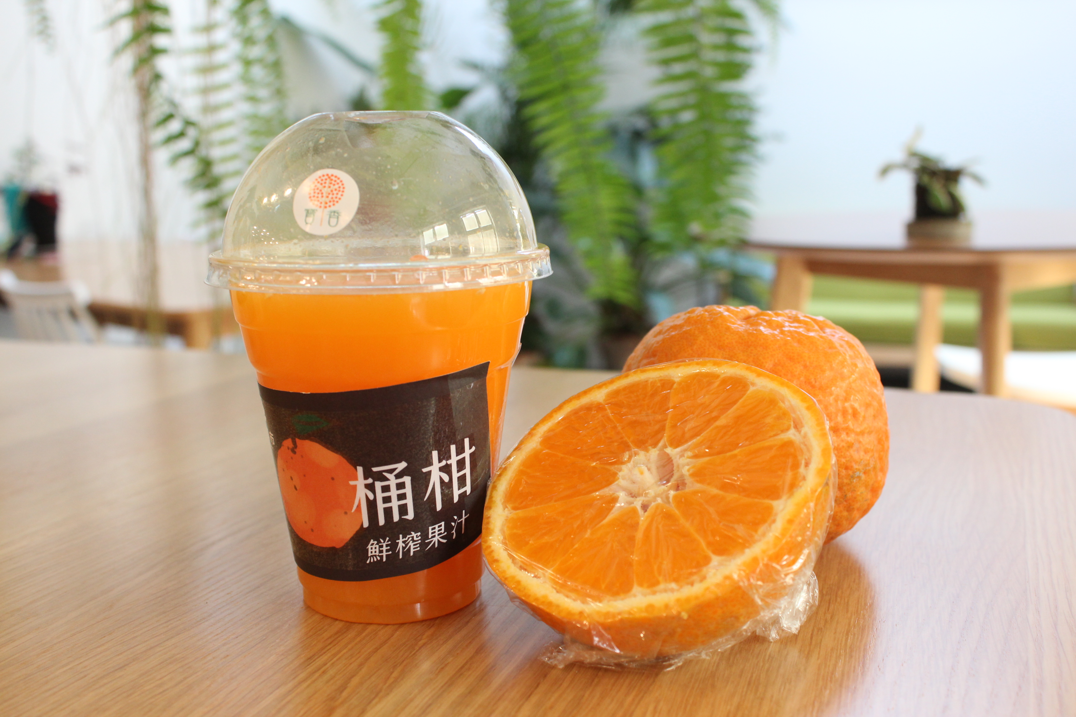 鮮築市販售鮮嫩多汁的柑橘與現榨果汁。