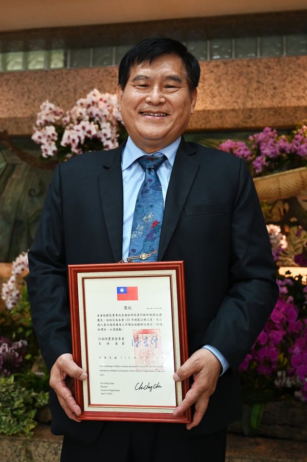邱銀珍副研究員榮獲農委會110年模範公務人員。