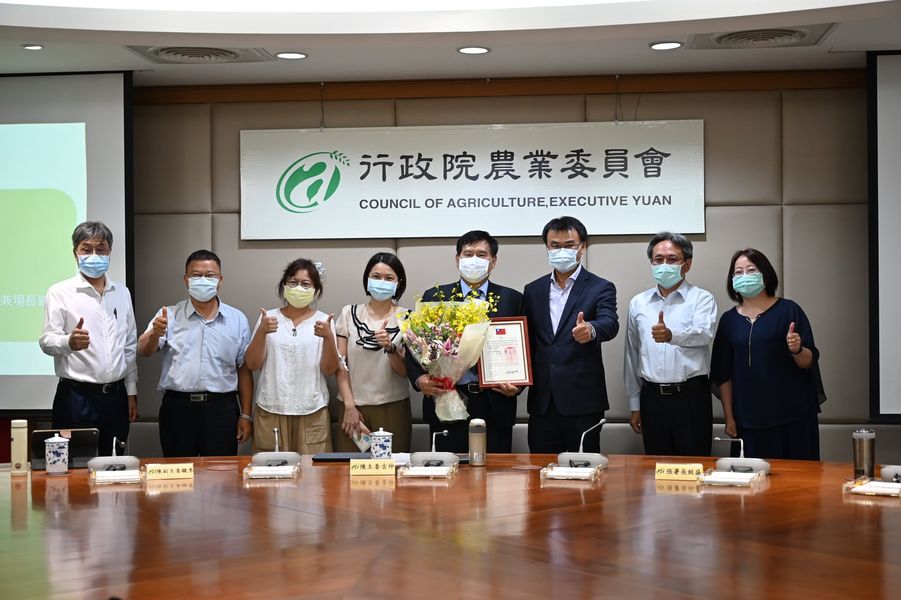 邱銀珍副研究員(右4)榮獲農委會110年模範公務人員由陳吉仲主委(右3)頒獎表揚，陳駿季副主委(左1)、本場郭坤峯場長(右2)、李汪盛課長(左2)共同合影。 