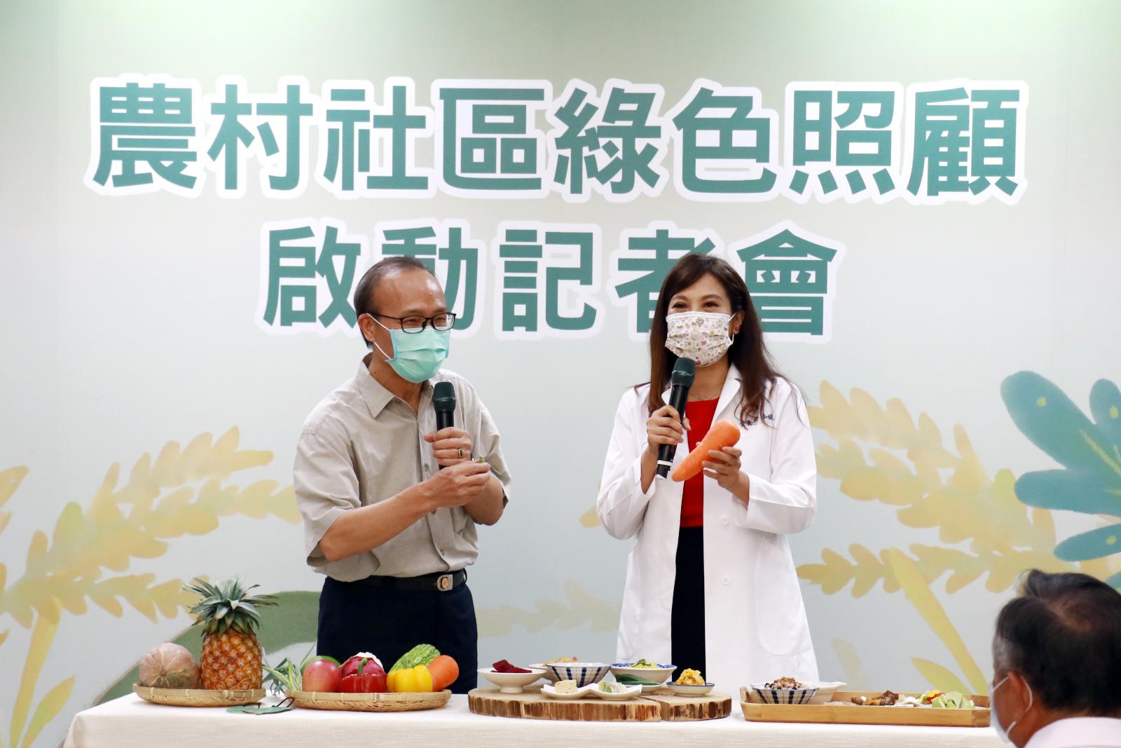 李婉萍營養師向陳副主任委員解說高齡者營養餐食所需之維生素。