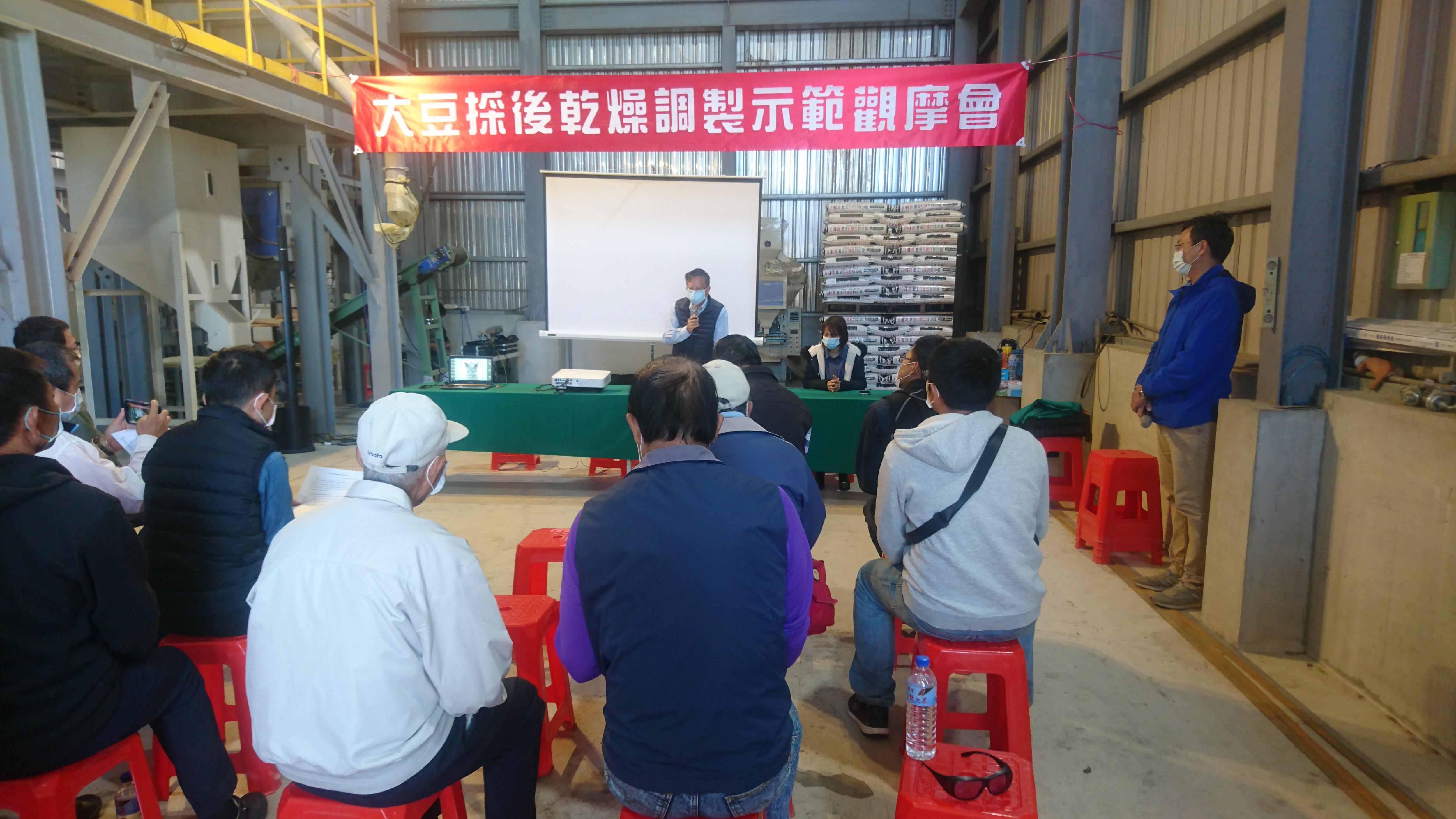 觀摩會由本場施錫彬秘書主持(中央站立者)。