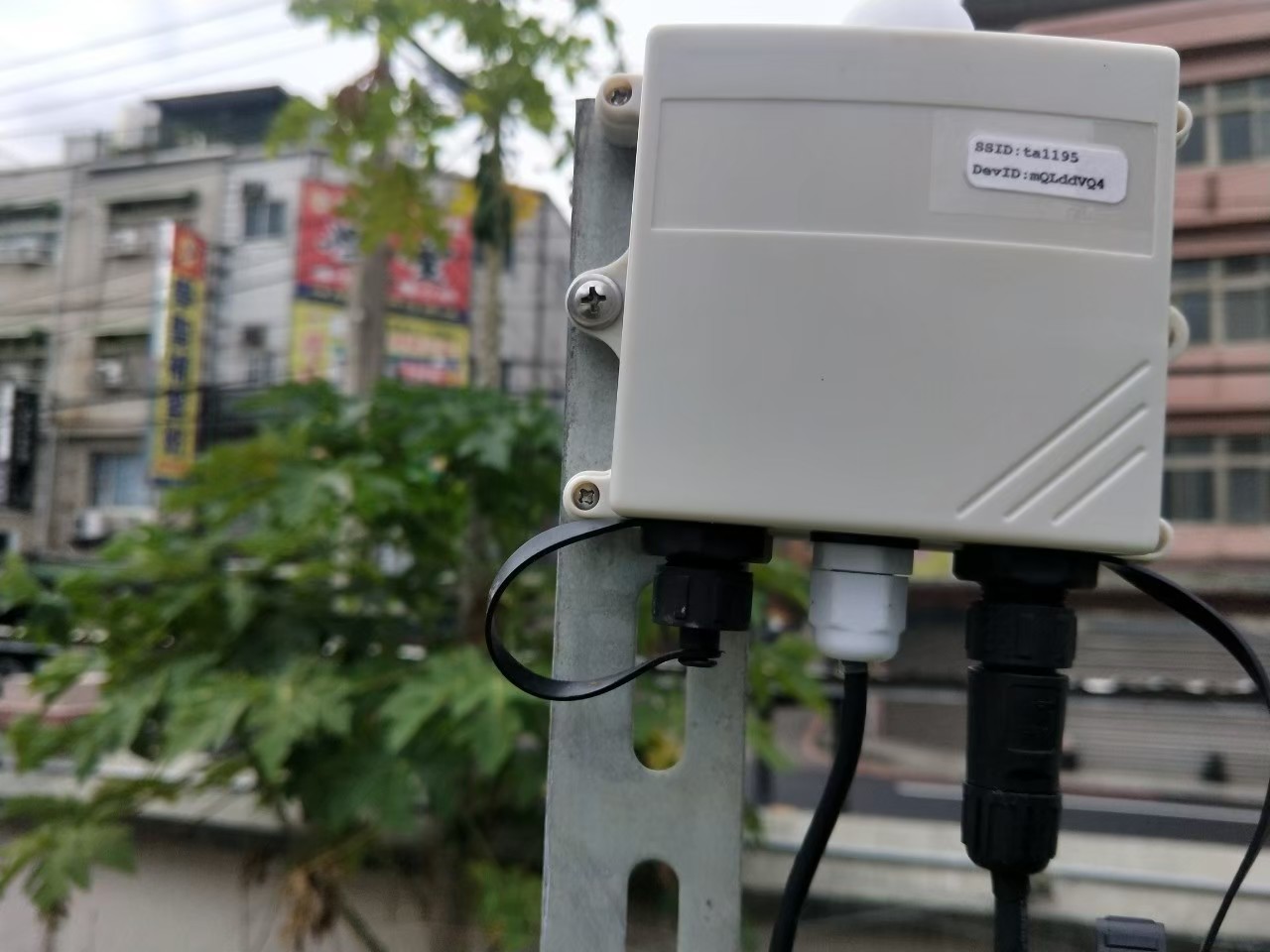 澆水管理模組中的環境感測器，具有偵測光度、土壤濕度及空氣溫濕度的功能。